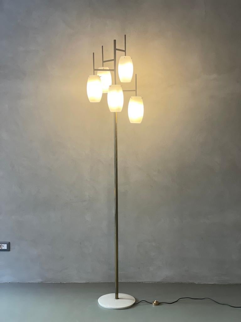 Mid-Century Modern Angelo Lelii Arredoluce Lampadaire en laiton verre opalin marbre Italie années 1950 en vente