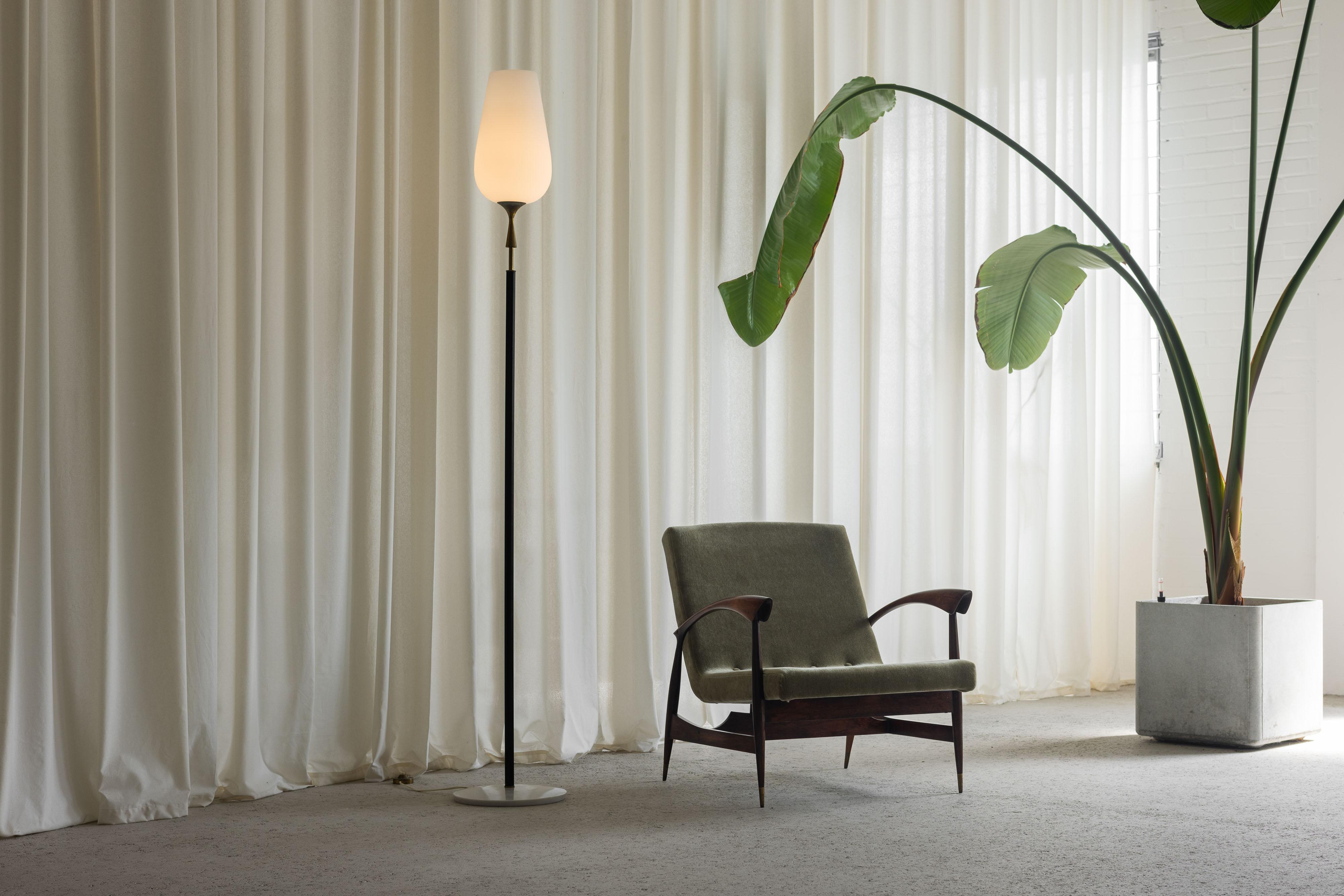 Diese minimalistische Stehleuchte, entworfen von Angelo Lelii und 1956 von Arredoluce in Italien hergestellt, ist ein exquisites Beispiel für das Beleuchtungsdesign der Jahrhundertmitte. Als frühe Kreation des geschätzten Designers ist dieses Stück