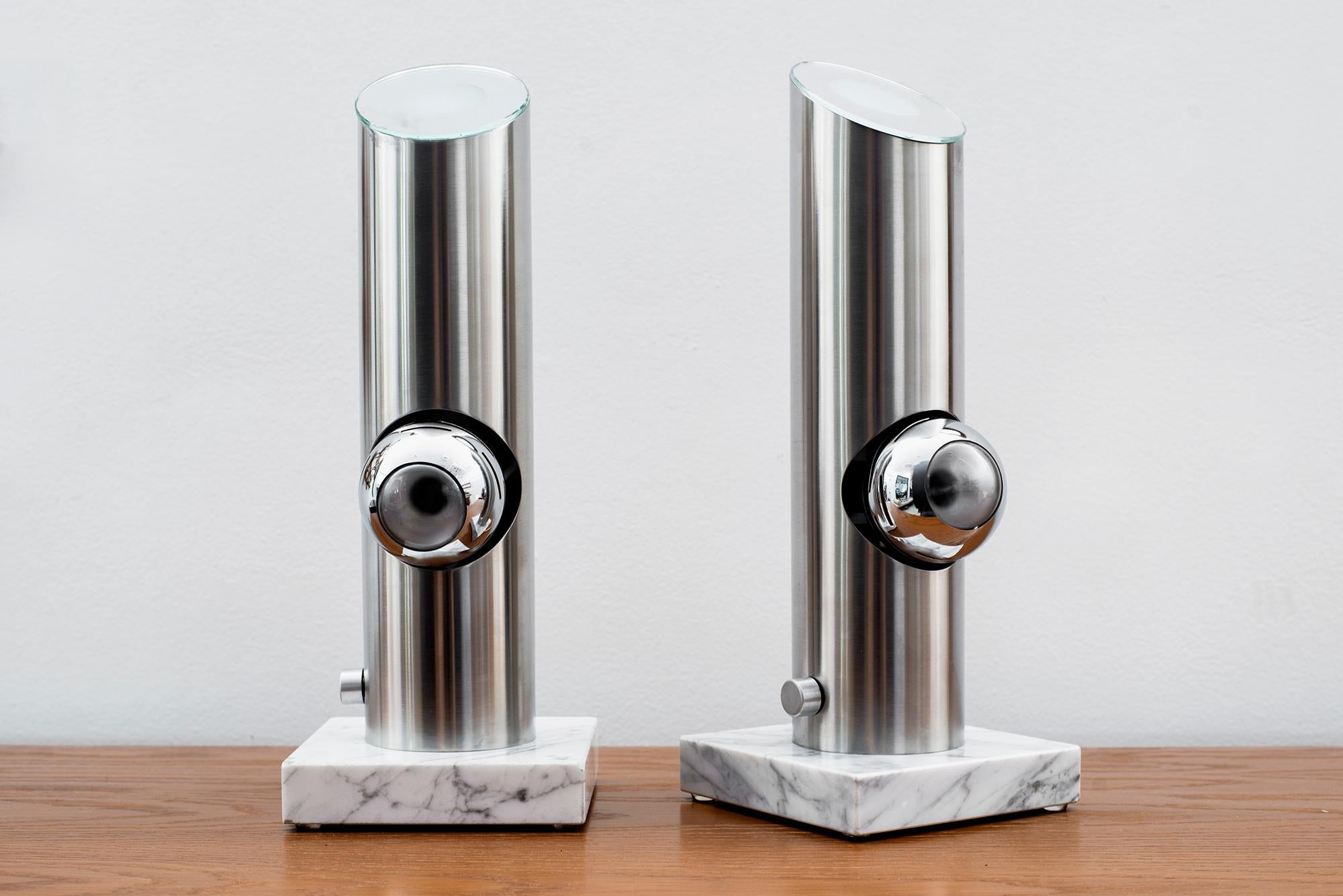 Two table lamps attributed to Angelo Lelii with marble base and brushed stainless steel structure, magnetized luminous globes in chromed steel and upper diffuser in mirrored glass.
Manufactured by Arredoluce, Italy, 1969
Newly restored and