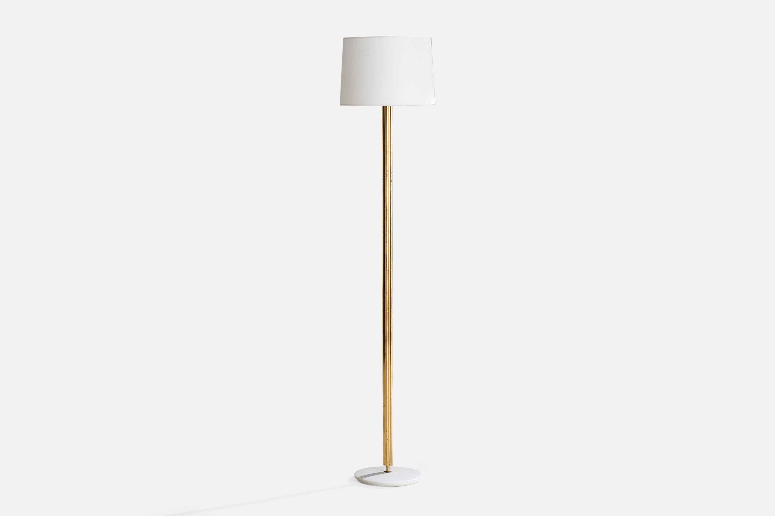 Stehleuchte aus Messing, Marmor und weißem Stoff, Angelo Lelii für Arredoluce, Italien, ca. 1950er Jahre.

Abmessungen der Lampe mit Schirm (Zoll): 66,75