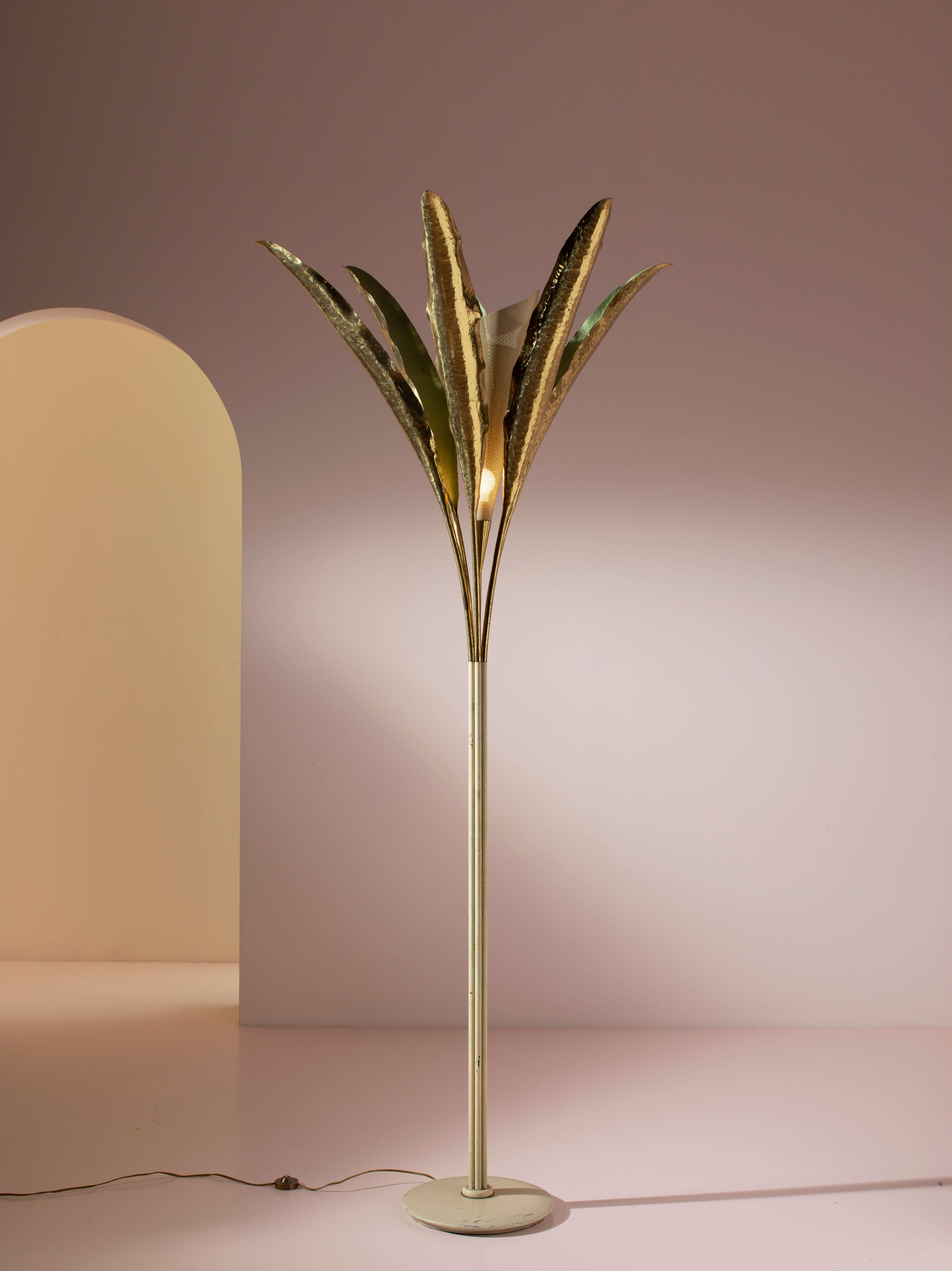 A floor lamp in painted metal and hammered brass, marked Arredoluce Monza, model 12383, design by Angelo Lelii, 1950s.

There are objects that captivate and draw attention, enchanting those who behold them. Adding a floor lamp like this one to an