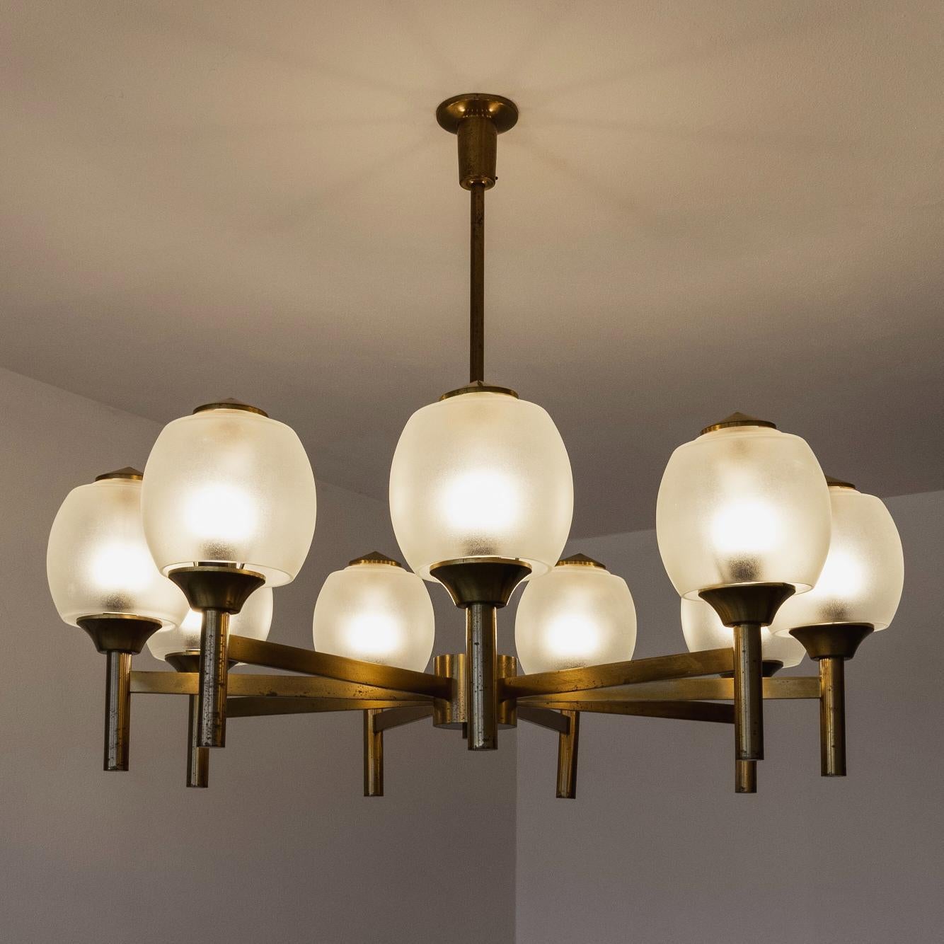 Lampadario in ottone di Angelo Lelii per Arredoluce, ottone e vetro, Italia, 1950.

Questo lampadario in ottone di Angelo Lelii per Arredoluce, progettato nel 1950, esemplifica la raffinata ingegneria e la chiarezza scultorea che hanno definito