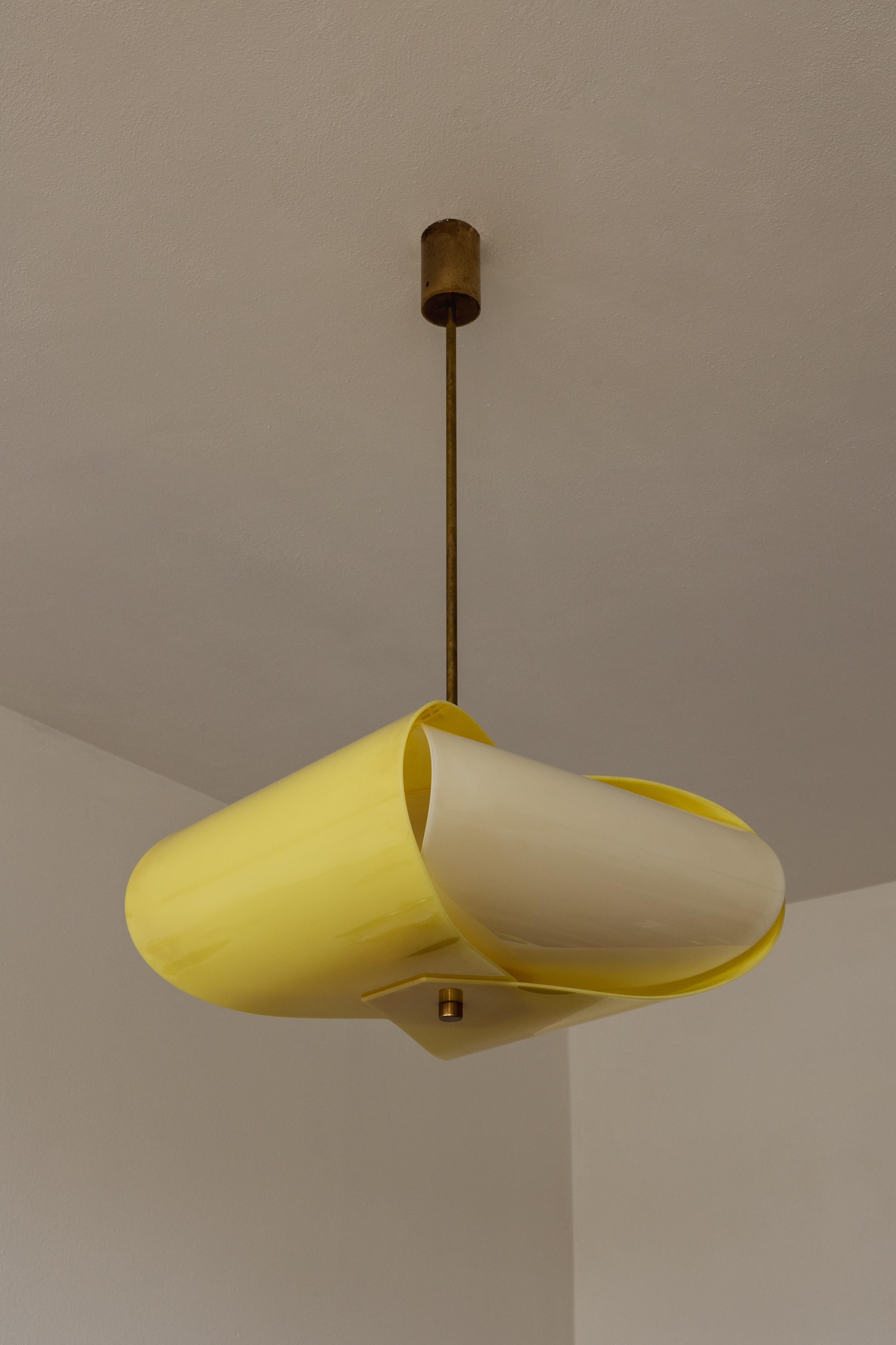 Lámpara de techo Angelo Lelii para Arredoluce, metacrilato y latón, Italia, 1958

Genial y controvertido, Angelo Lelii está considerado uno de los mejores diseñadores de iluminación de la historia. En 1957, diseñó esta lámpara colgante para