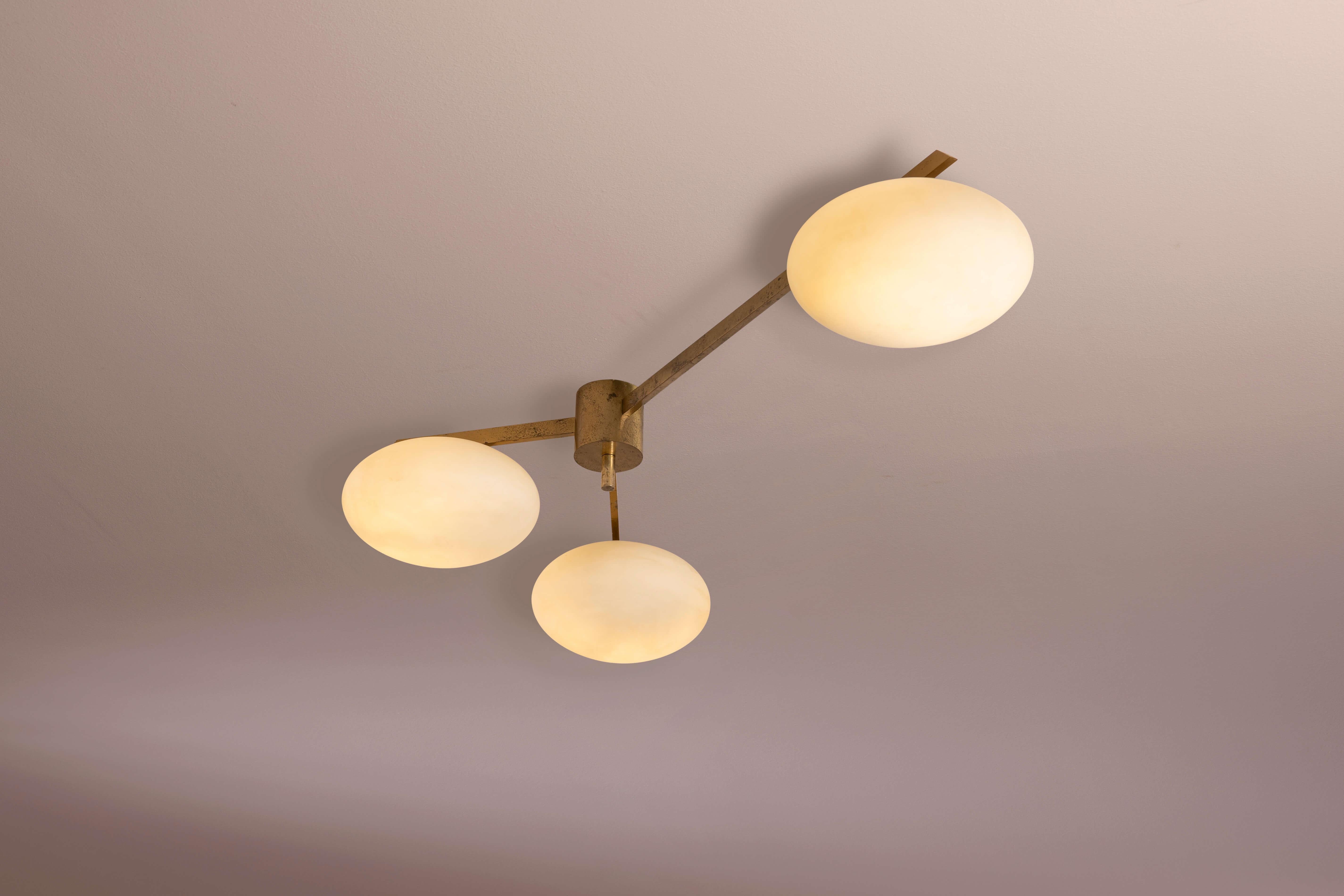 Preciosa lámpara de techo de latón y cristal opalino, modelo 
