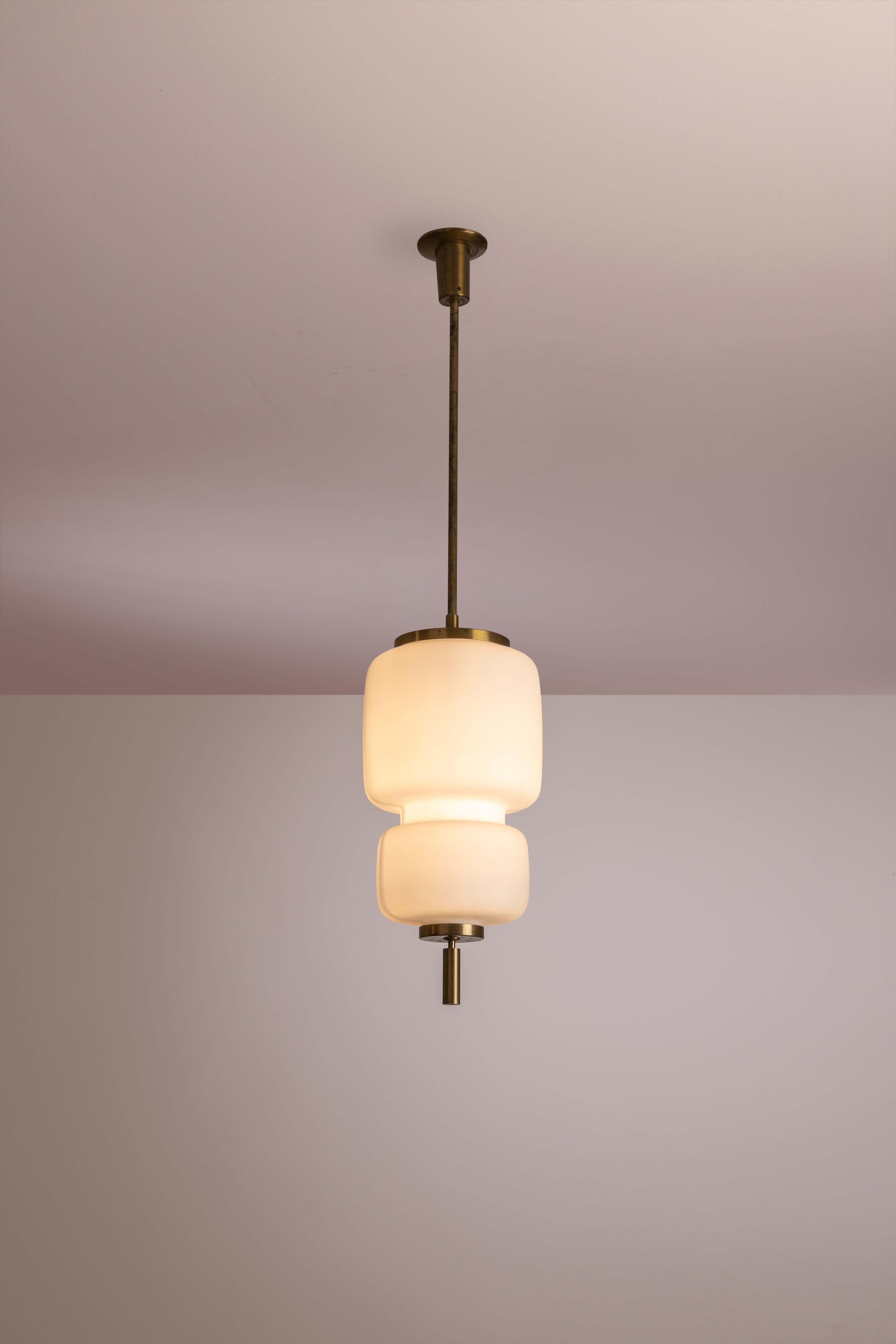 Un raro lampadario in ottone e vetro opalino, disegnato da Angelo Lelii, prodotto da Arredoluce negli anni '50, con etichetta di autenticità originale rilasciata dall'archivio Arredoluce.

I pezzi di illuminazione disegnati da Angelo Lelii per