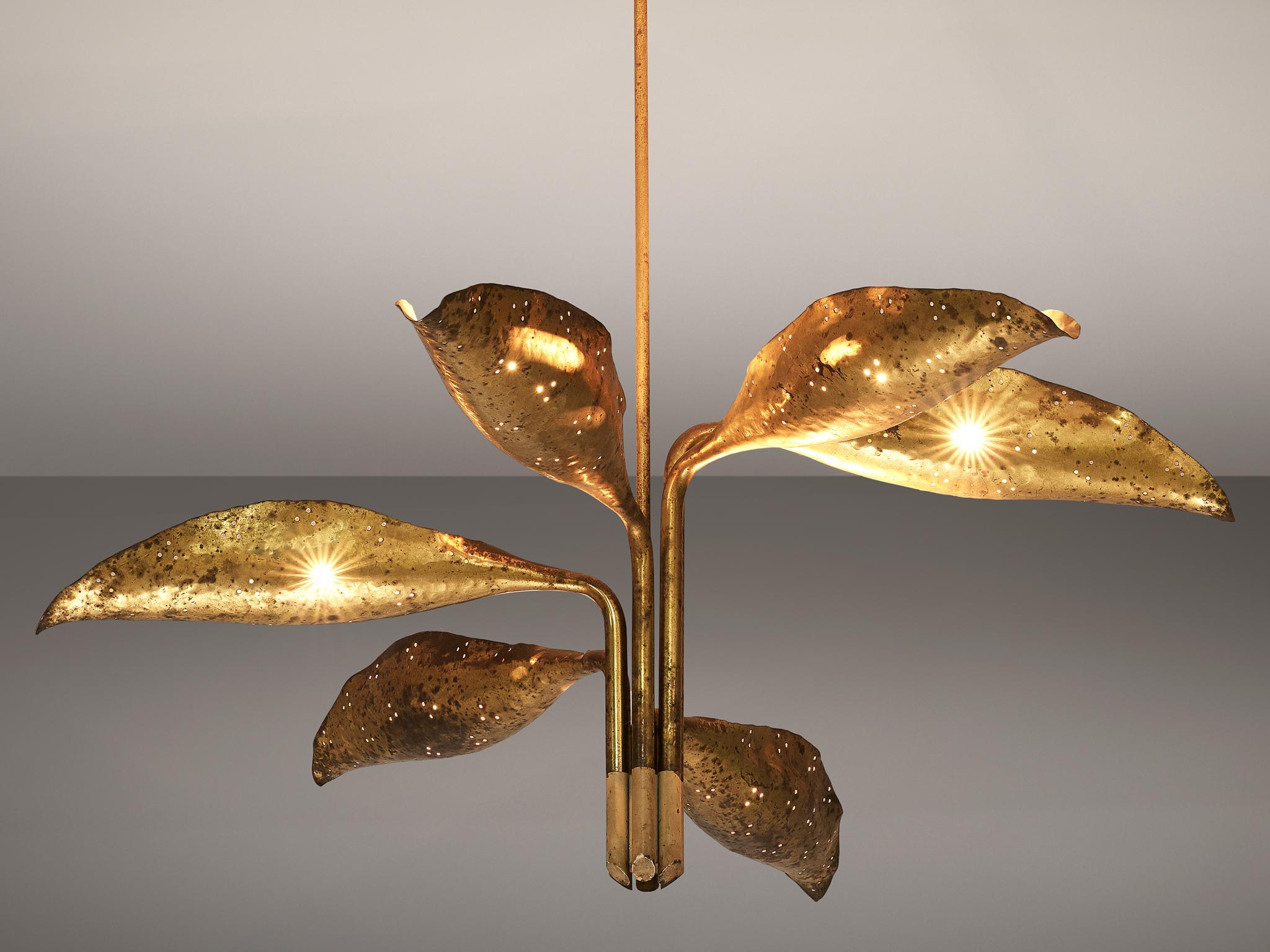 Angelo Lelii for Arredoluce, chandelier, brass and metal, Italy, 1950s.

This elegant and organic pendant with polished brass hand-hammered leafs is designed by Angelo Lelli. The chandelier consists of a brass shaft from which six brass leaves