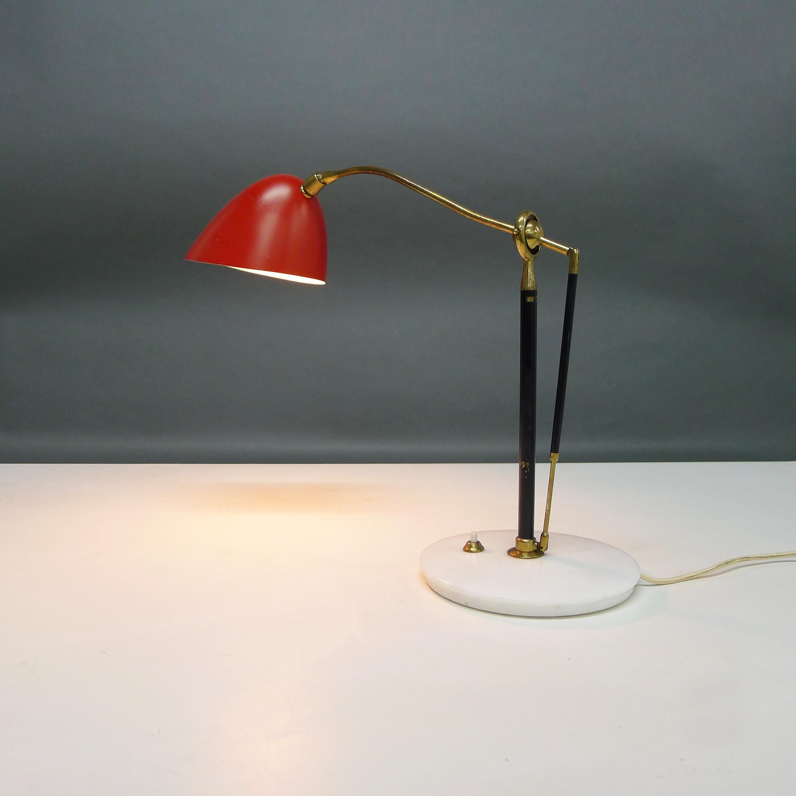 Rara lampada da tavolo regolabile, modello No. 12401, disegnata da Angelo Lelii nel 1952 circa e prodotta da Arredoluce, Monza, Italia.

Base in marmo, con stelo in ottone laccato e lucidato collegato a un tirante telescopico tramite uno snodo
