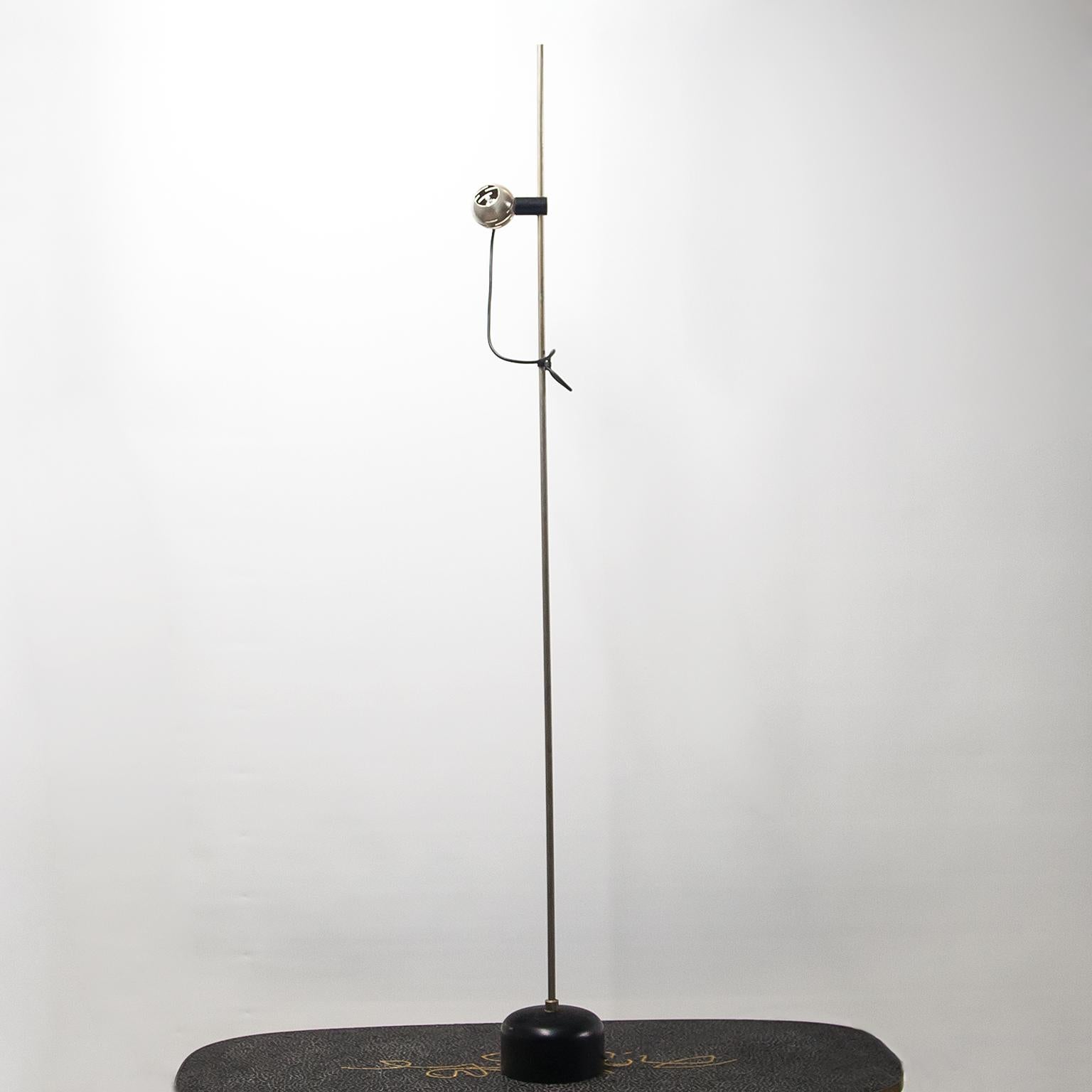 Minimalistische Stehleuchte Modell 12923 Vogue, entworfen von Angelo Lelii für Arredoluce, Italien 1960er Jahre. Elegantes Design mit einer kugelförmigen Lampe aus vernickeltem Messing, einem vernickelten Schaft und einem mattschwarz lackierten