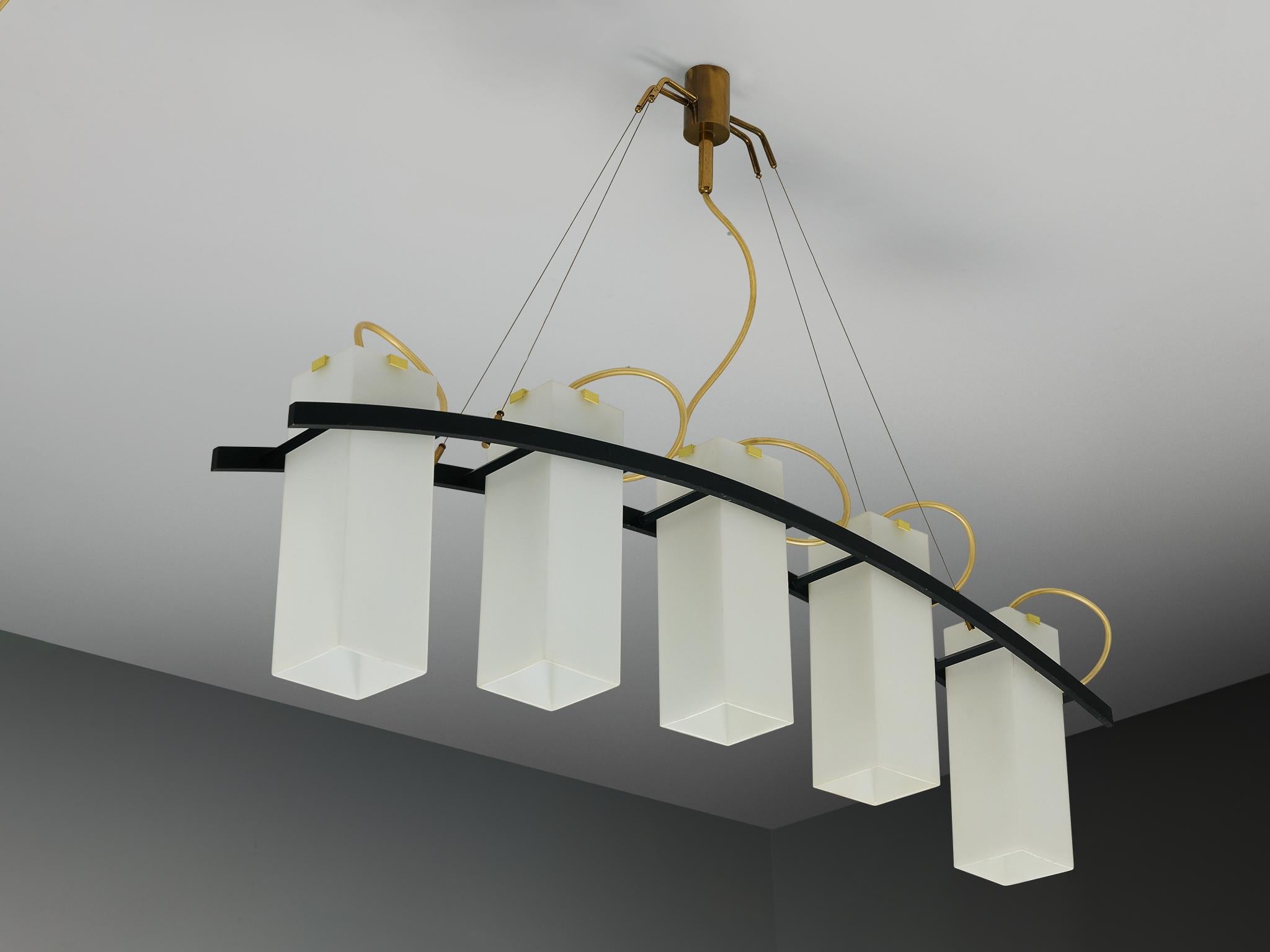Angelo Lelii per Arredoluce Lampadario '12701' in ottone e vetro opalino in vendita 3