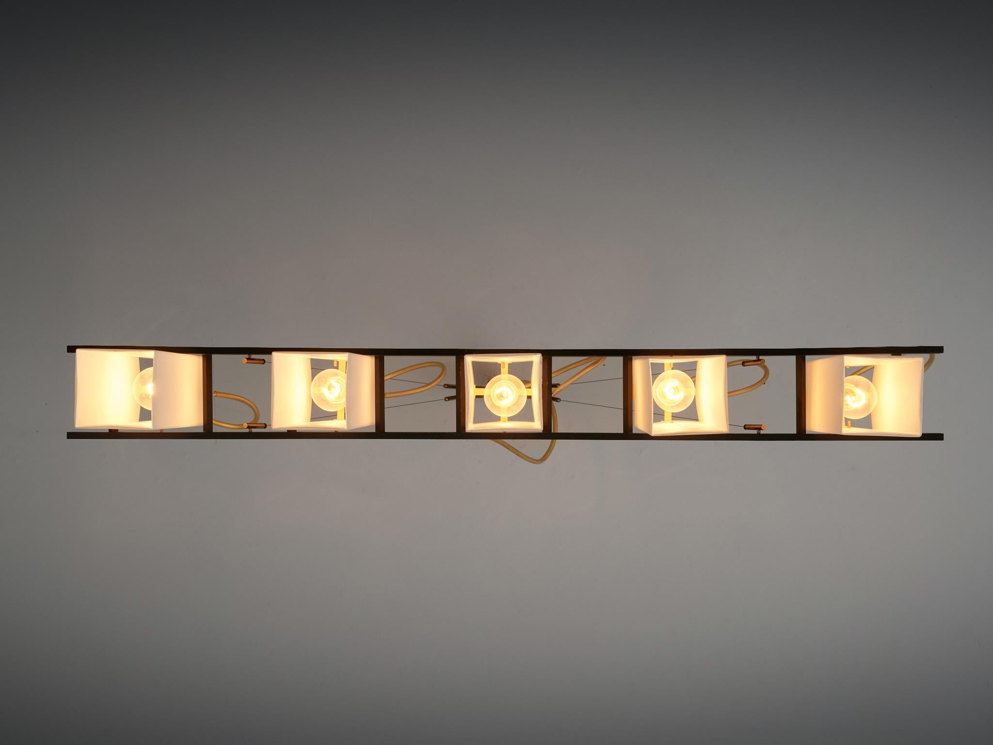 Angelo Lelii per Arredoluce Lampadario '12701' in ottone e vetro opalino in vendita 1