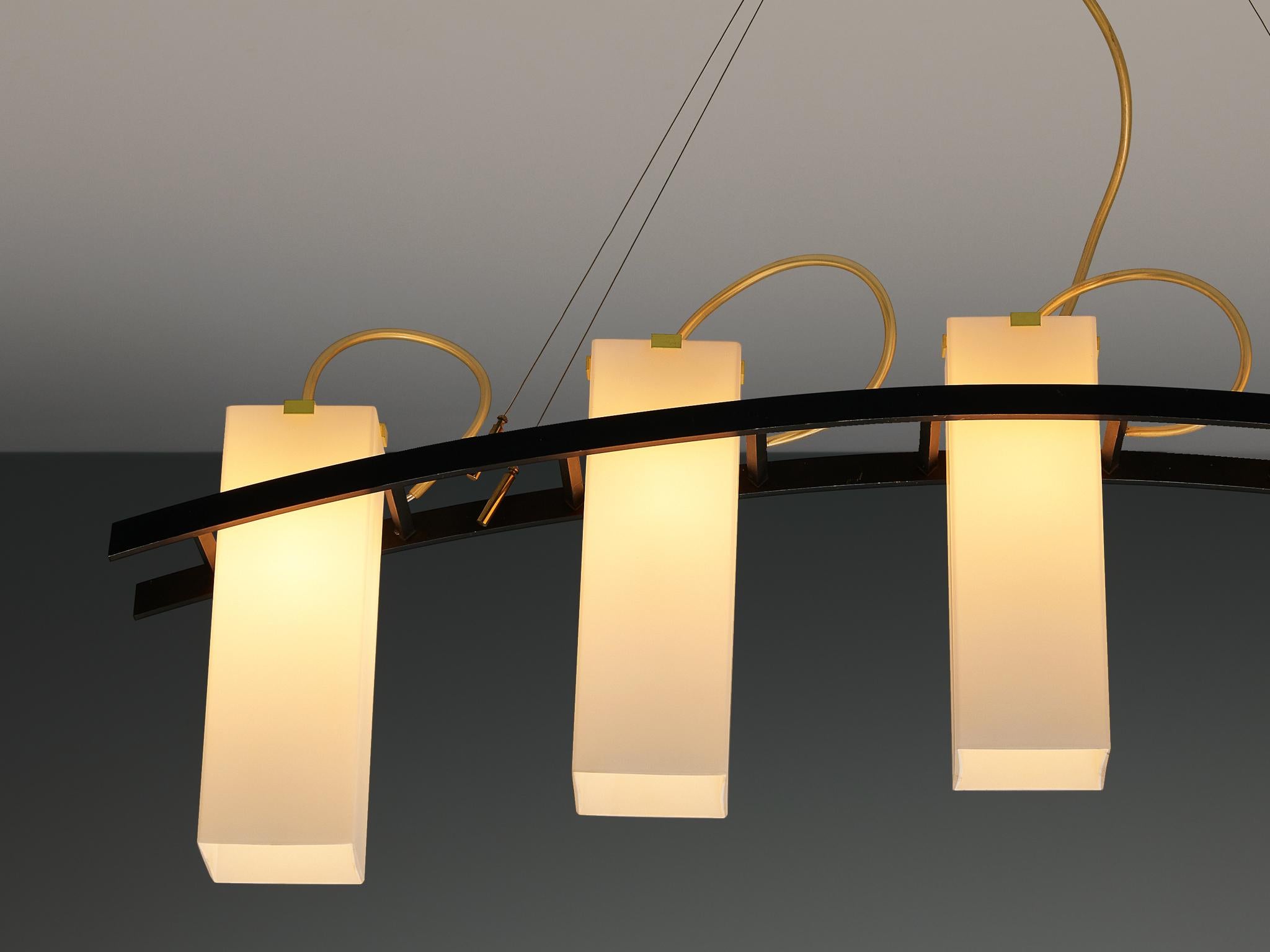 Angelo Lelii per Arredoluce Lampadario '12701' in ottone e vetro opalino in vendita 2