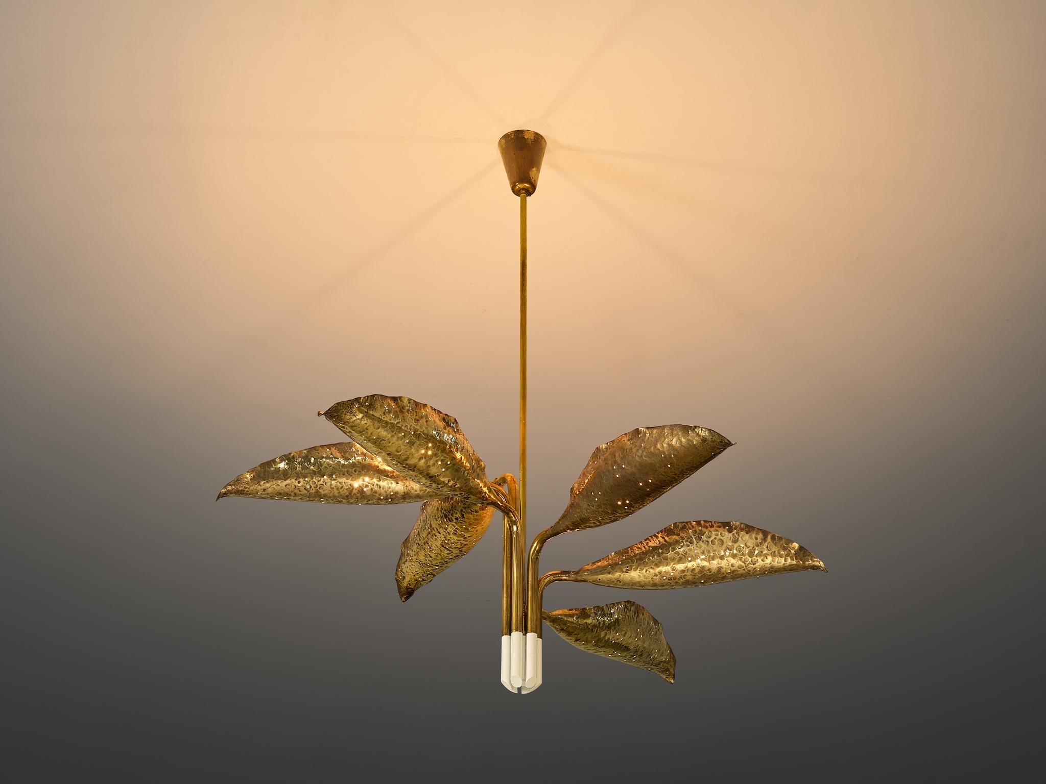 Angelo Lelii for Arredoluce, chandelier, model 12369, brass, Italy, circa 1951

Angelo Lelii, the creative mind behind Arredoluce, crafted this chandelier with an organic, flowing shape. He is considered to be an important figure in the history of