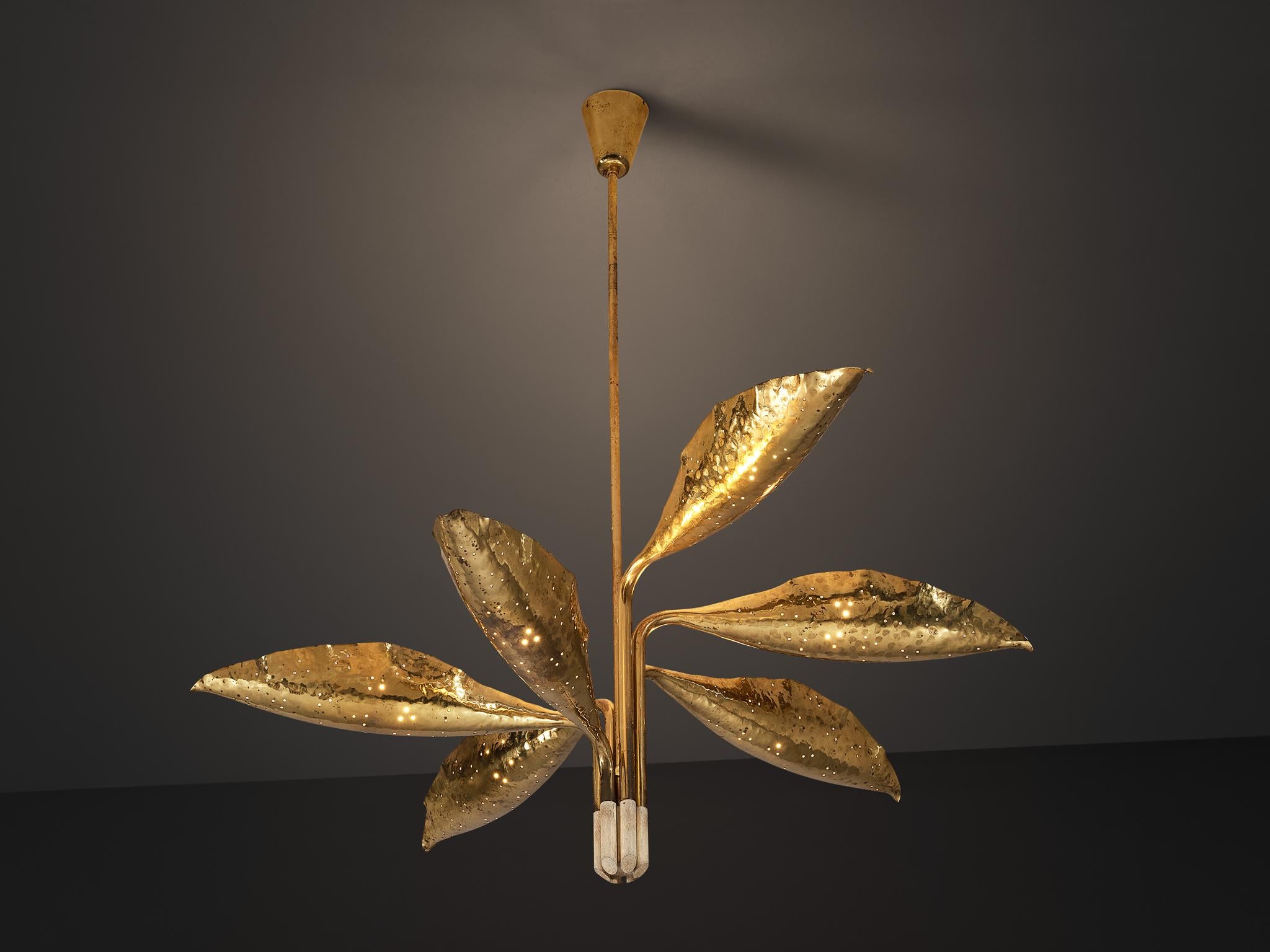 Angelo Lelii para Arredoluce, lámpara de araña modelo 12369, latón, Italia, diseño de circa 1951.

Araña orgánica de Angelo Lelii diseñada para Arredoluce. Seis hojas se abren hacia el techo y rodean las bombillas. El latón martillado y perforado