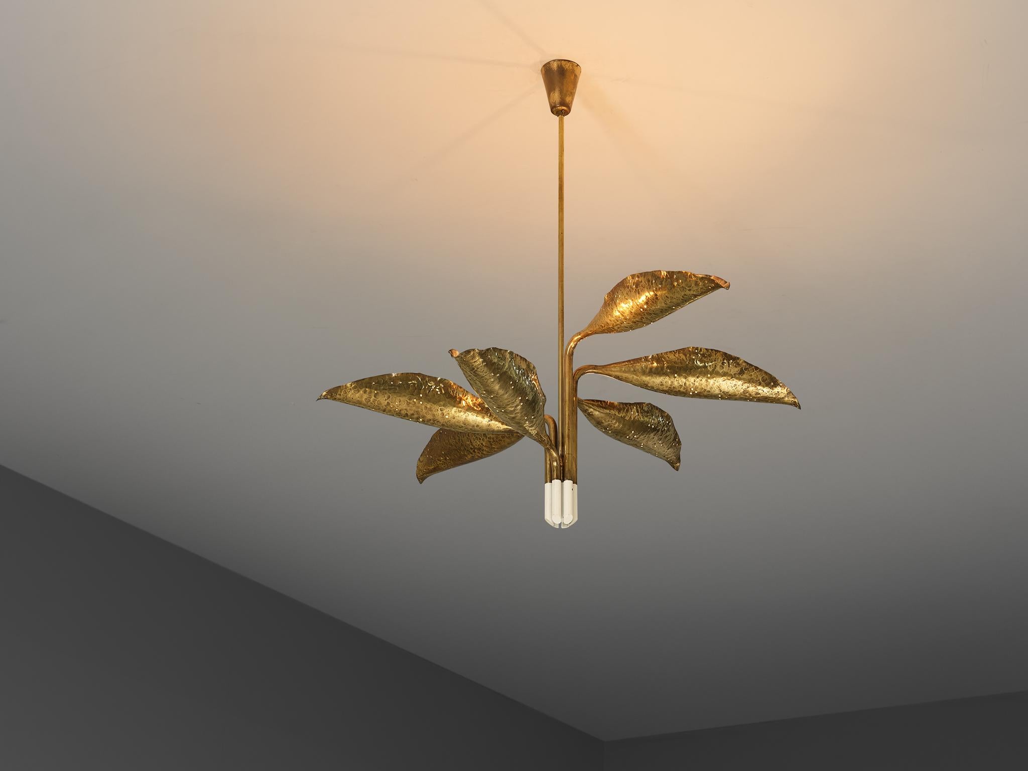 Angelo Lelii for Arredoluce Chandelier in Hammered Brass  In Good Condition For Sale In Waalwijk, NL