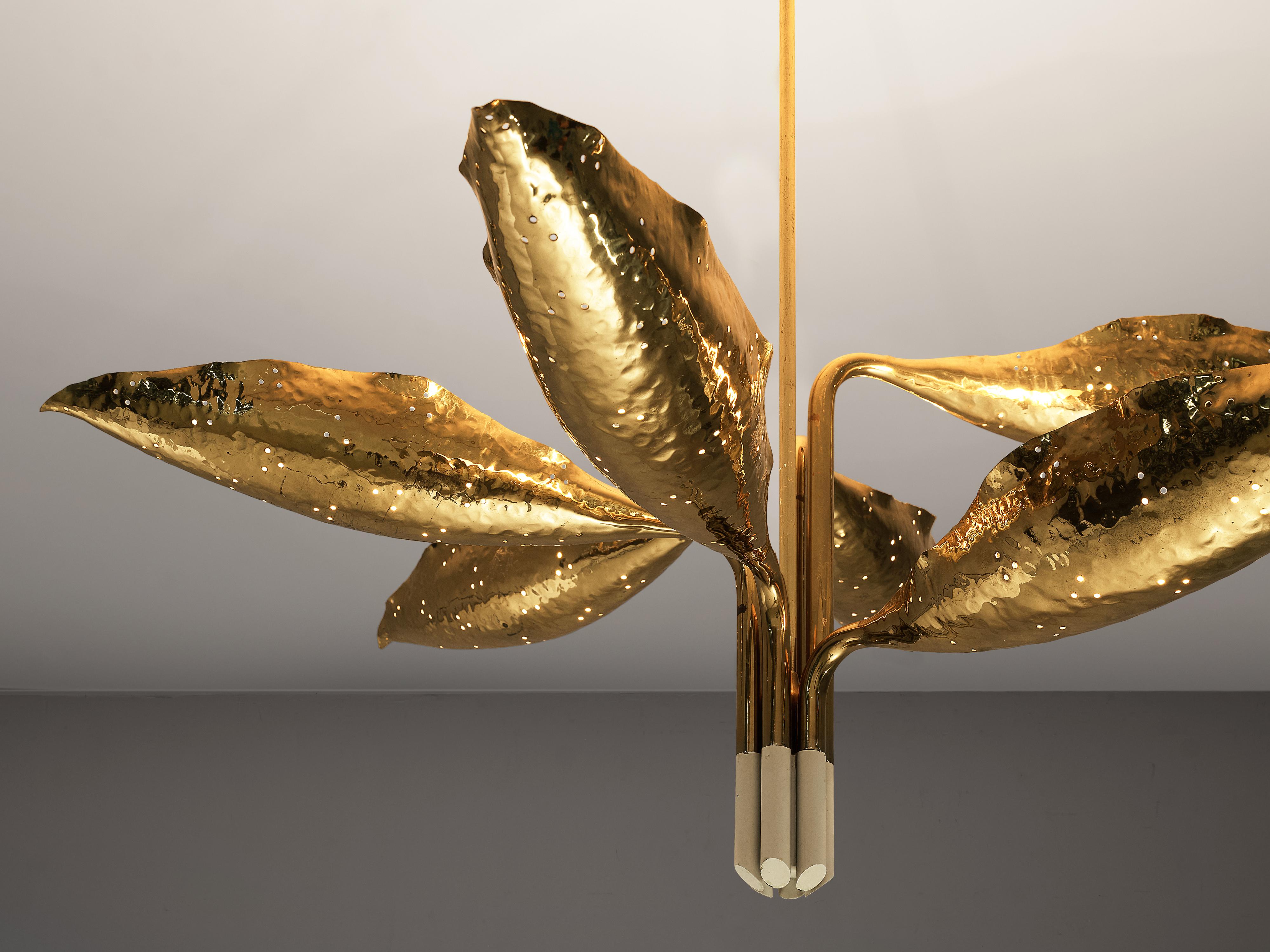 Angelo Lelii for Arredoluce Chandelier Model ‘12369’ in Hammered Brass In Good Condition In Waalwijk, NL
