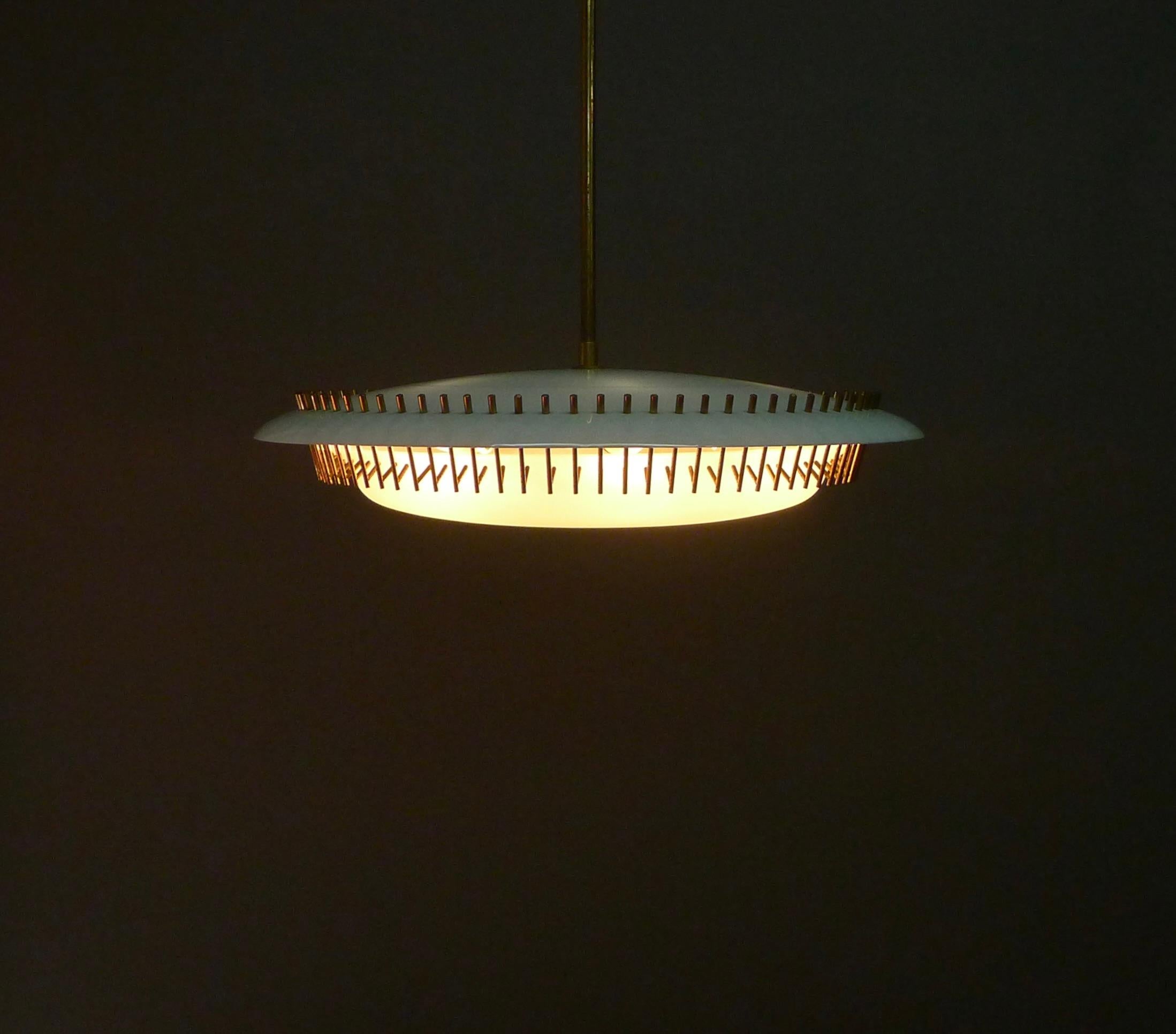 Angelo Lelii für Arredoluce, eine seltene Pendelleuchte Modell 12697, helltürkis  runder Kunststoffschirm über der Fassung für sechs Glühbirnen mit unterem Opalglasschirm, befestigt mit 80 Messingklammern

80cm hoch von der Deckenhalterung bis zum