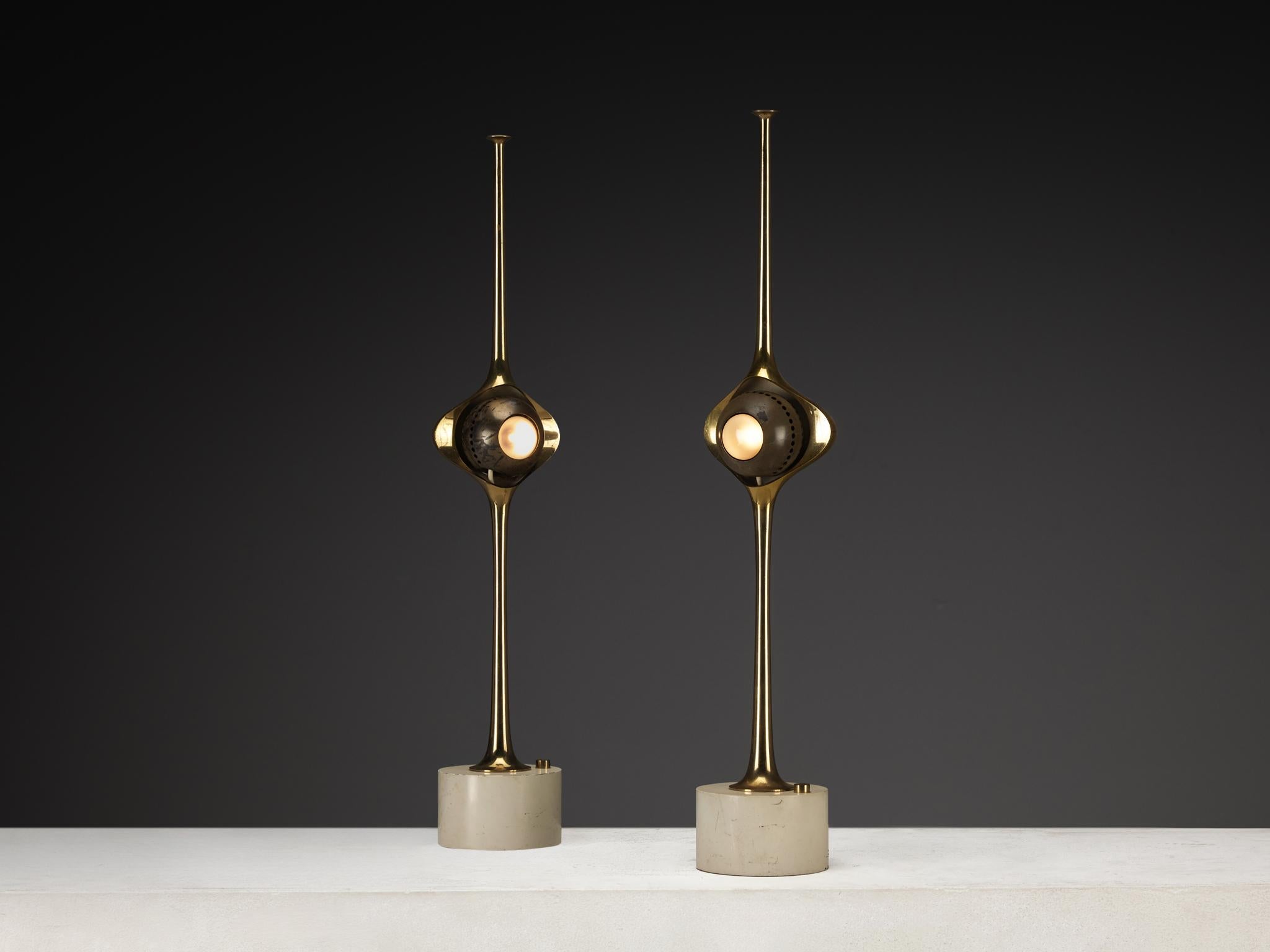 Angelo Lelii pour Arredoluce, lampes de table 'Cobra', modèle '12919', laiton, fer, acier enrobé, Italie, vers 1962 

Cette lampe de table exceptionnelle, modèle 12919, connue sous le nom de 