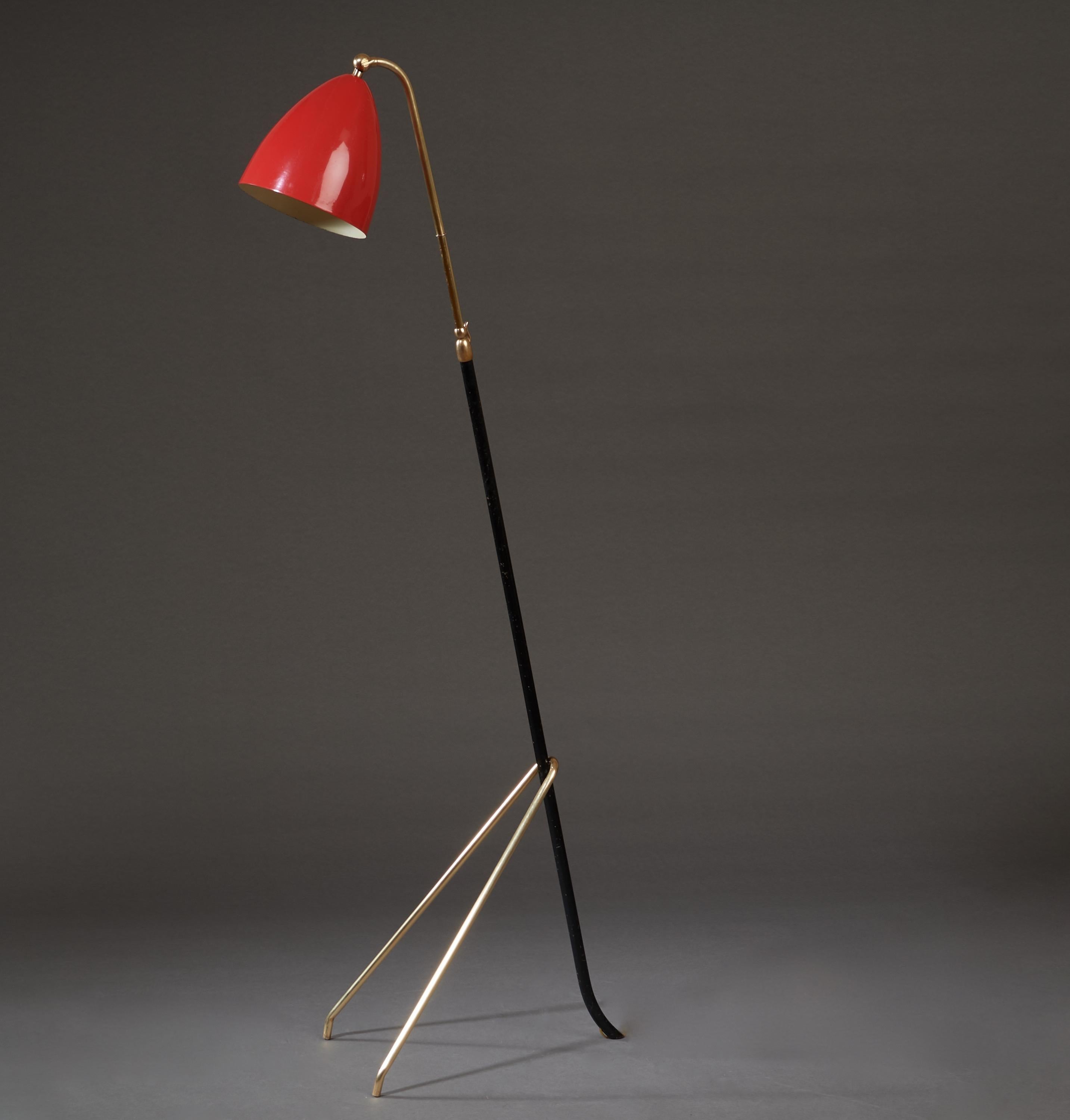 Angelo Lelii for Arredoluce Extendable Height Floor Lamp in Brass, Red Lacquer In Good Condition For Sale In New York, NY