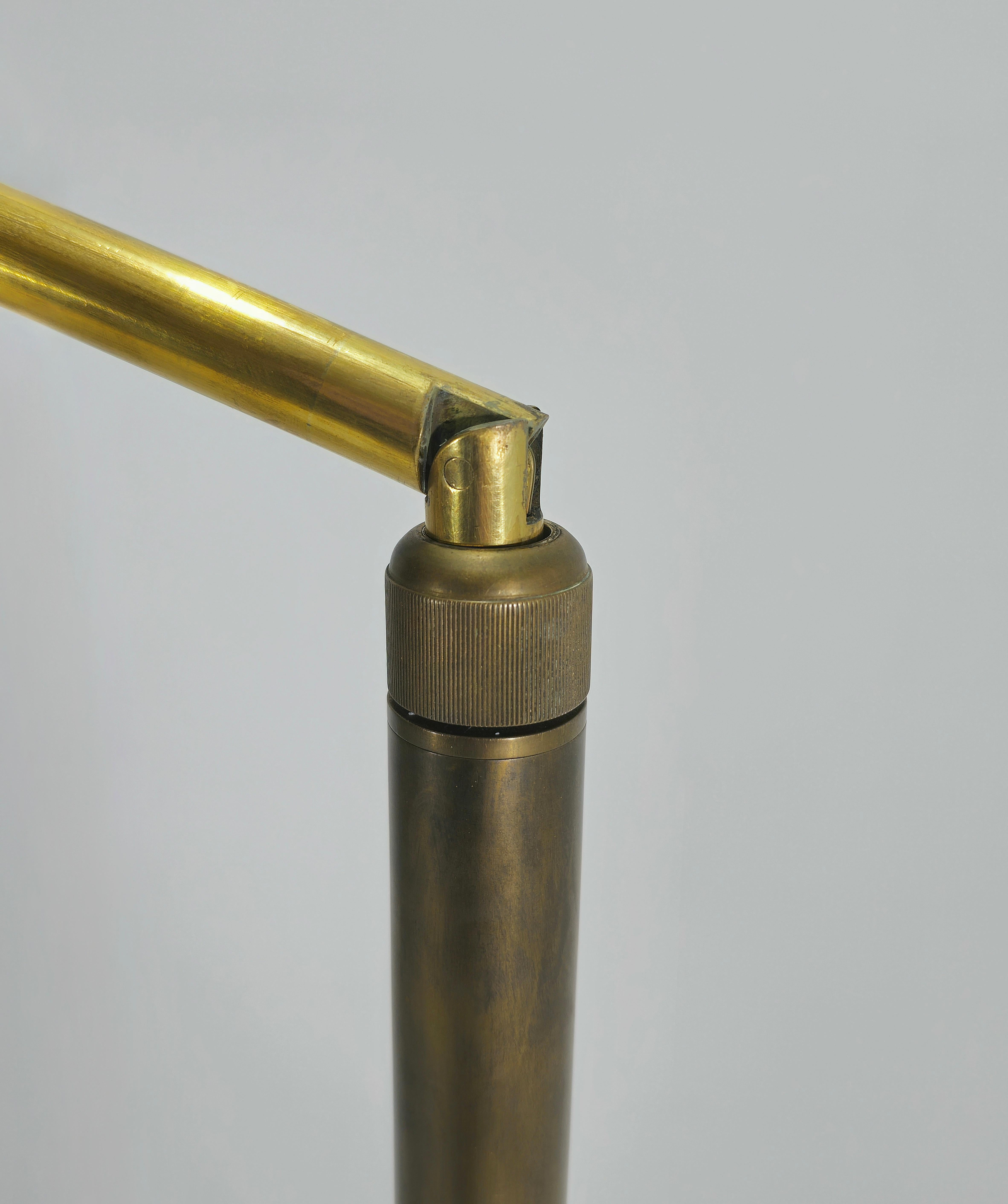 Angelo Lelii. Rare lampadaire modèle Tris avec base et tige en laiton. Fabriqué par Arredoluce, Italie, vers 1950. Lampe extensible et Directional, vraiment exceptionnelle. Abat-jour vert et or à l'intérieur avec un effet brillant. Il comporte 3