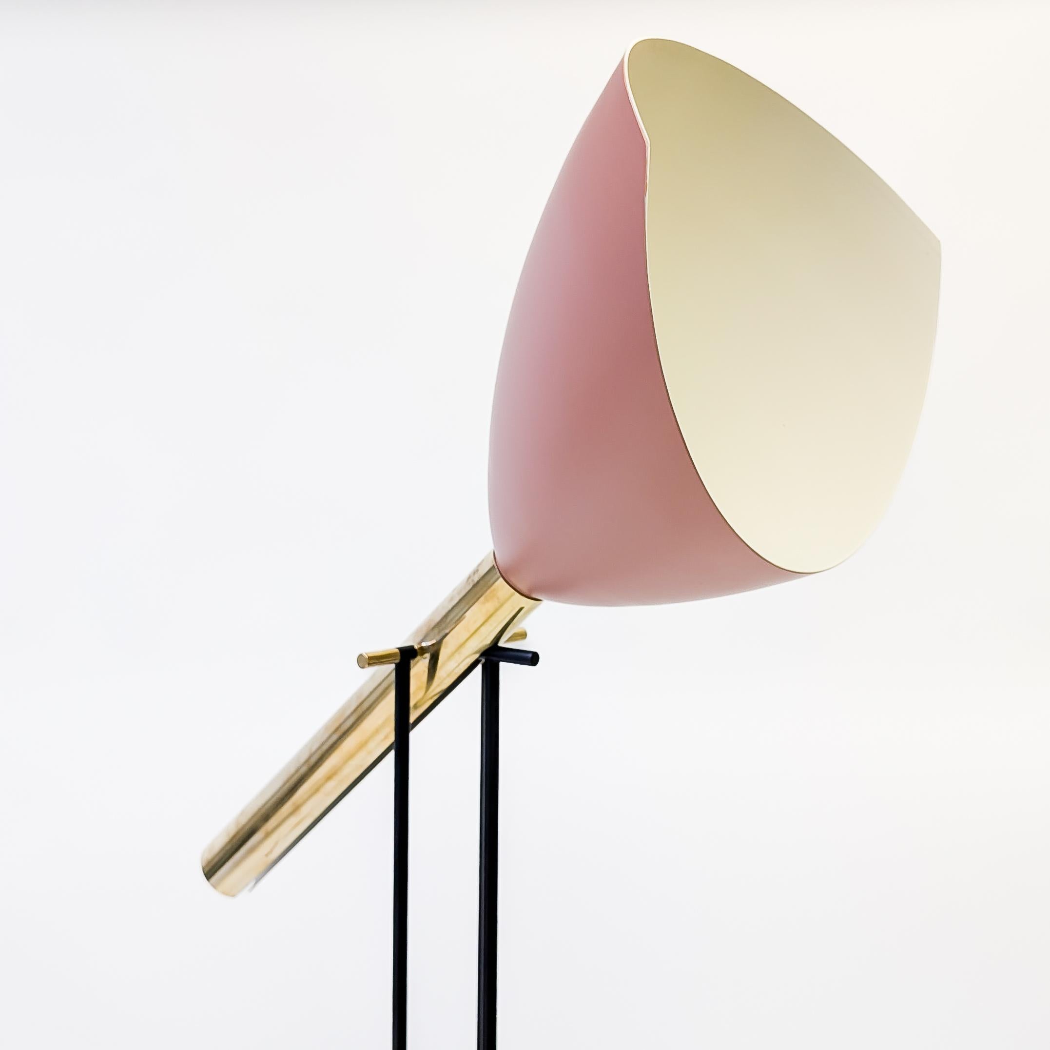 Angelo Lelii, industriel et designer, a créé son entreprise de fabrication Arredoluce en 1947. La marque s'est fait connaître pour sa façon innovante de simplifier les choses, son savoir-faire artisanal et ses designs créatifs, qui ont complètement