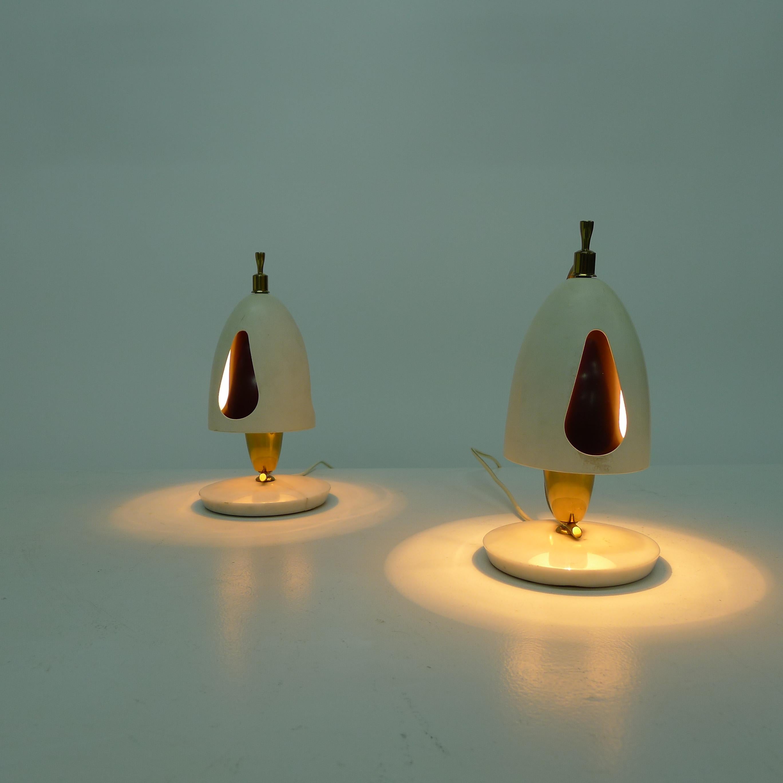 Queste iconiche lampade da tavolo italiane della metà del secolo sono state prodotte da Arredoluce su disegno di Angelo Lelii, intorno al 1952. Venduta in coppia, ogni lampada è realizzata in alluminio e ottone, su un piede in marmo. Lo schermo