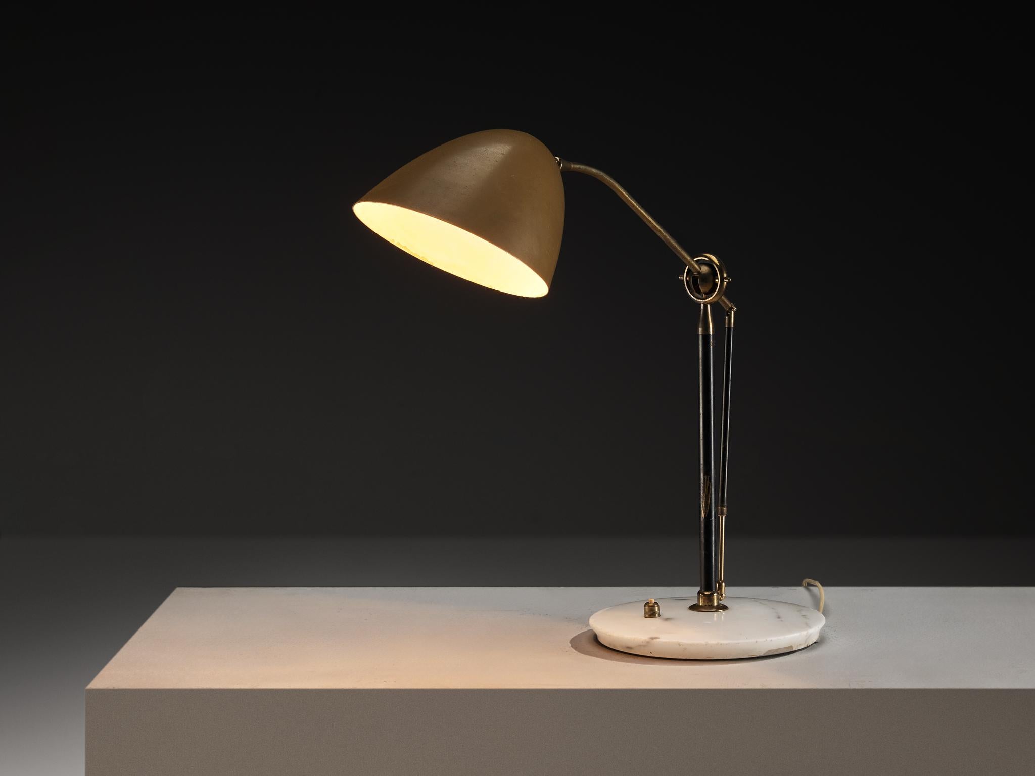 Angelo Lelii per Arredoluce, lampada da tavolo, modello '12401', ottone, alluminio smaltato e ottone, marmo, Italia, circa 1952

Questa lampada da scrivania, disegnata da Angelo Lelii per Arredoluce, è un pezzo di illuminazione della metà del secolo