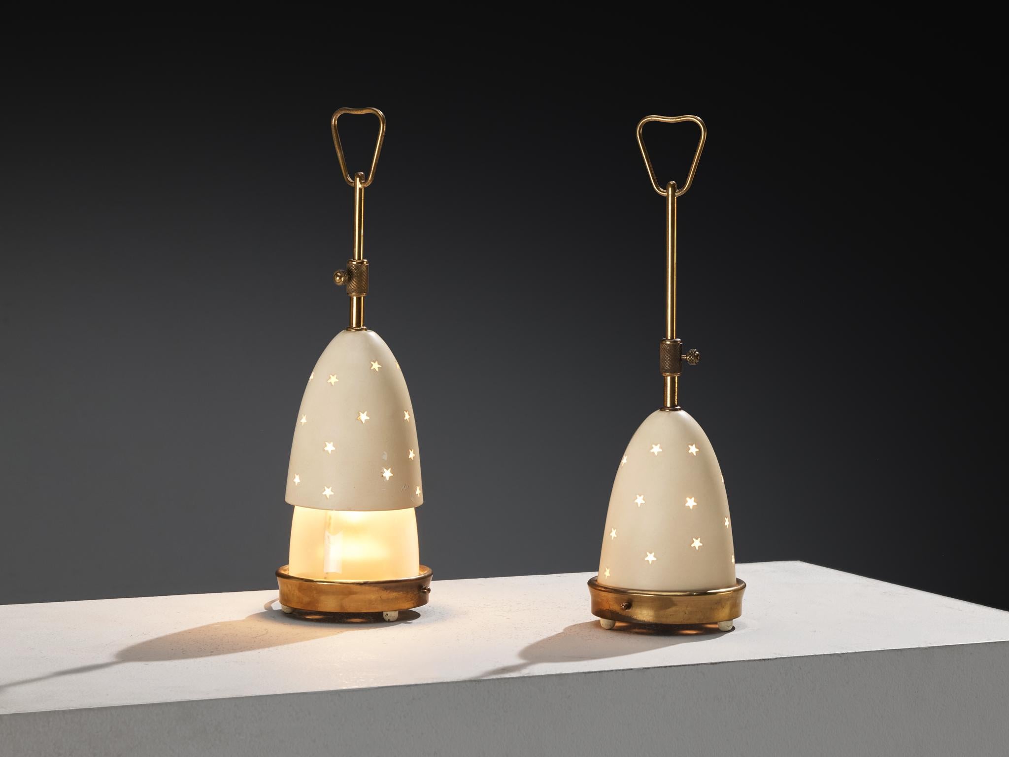 Angelo Lelii pour Arredoluce, paire de lampes de table 'Stellina', modèle '12291' aluminium émaillé, laiton, verre dépoli, Italie, vers 1950

Les lampes de table 'Stellina' d'Angelo Lelii pour Arredoluce rappellent les lanternes traditionnelles ou