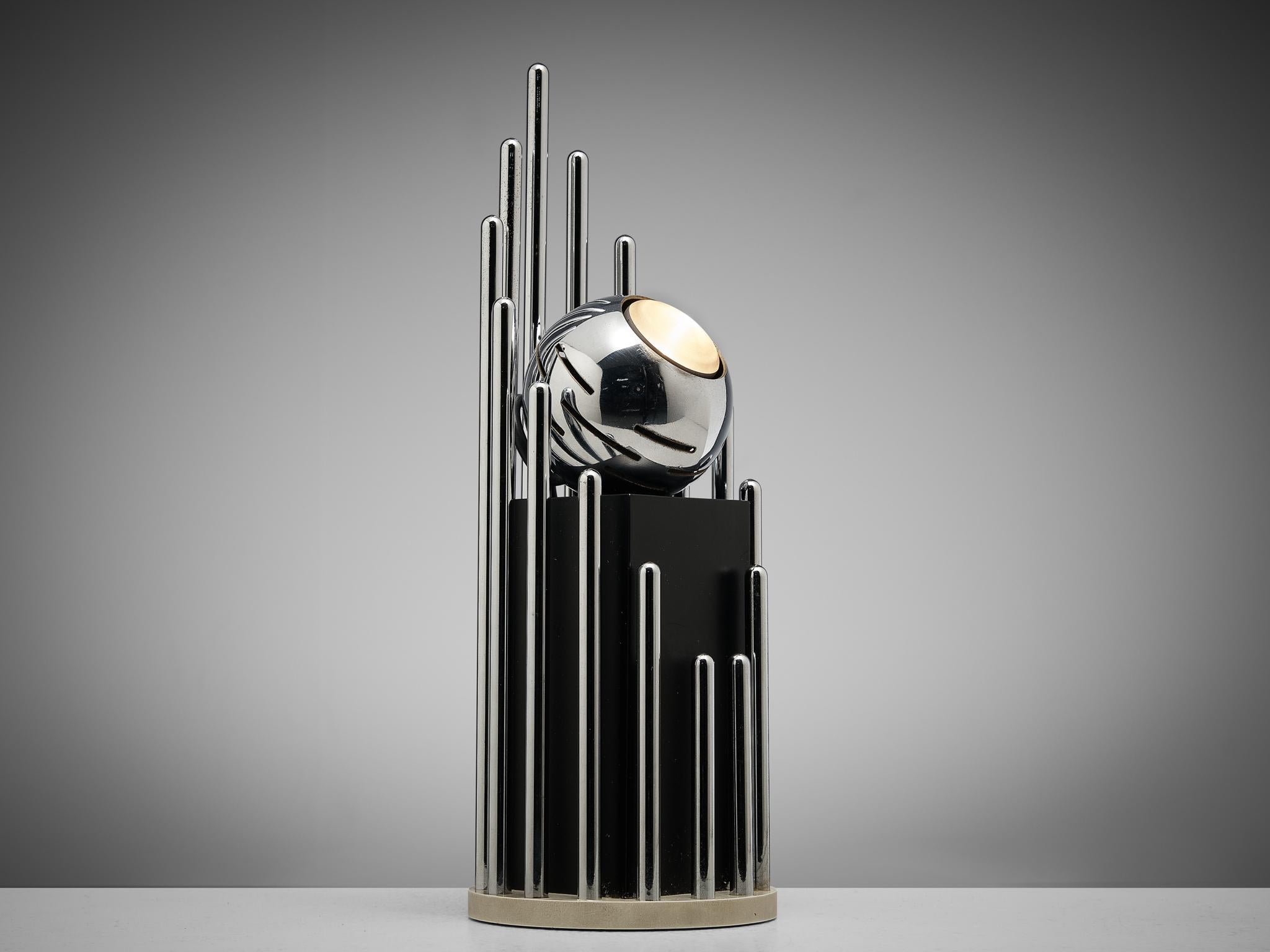 Angelo Steele pour Arredoluce, lampe de table, aluminium verni, laiton chromé, acier chromé, Italie, années 1960.

Cette lampe de table excentrique a été conçue par Angelo Lelii et fabriquée par Arredoluce. Les tubes chromés entourant le piédestal