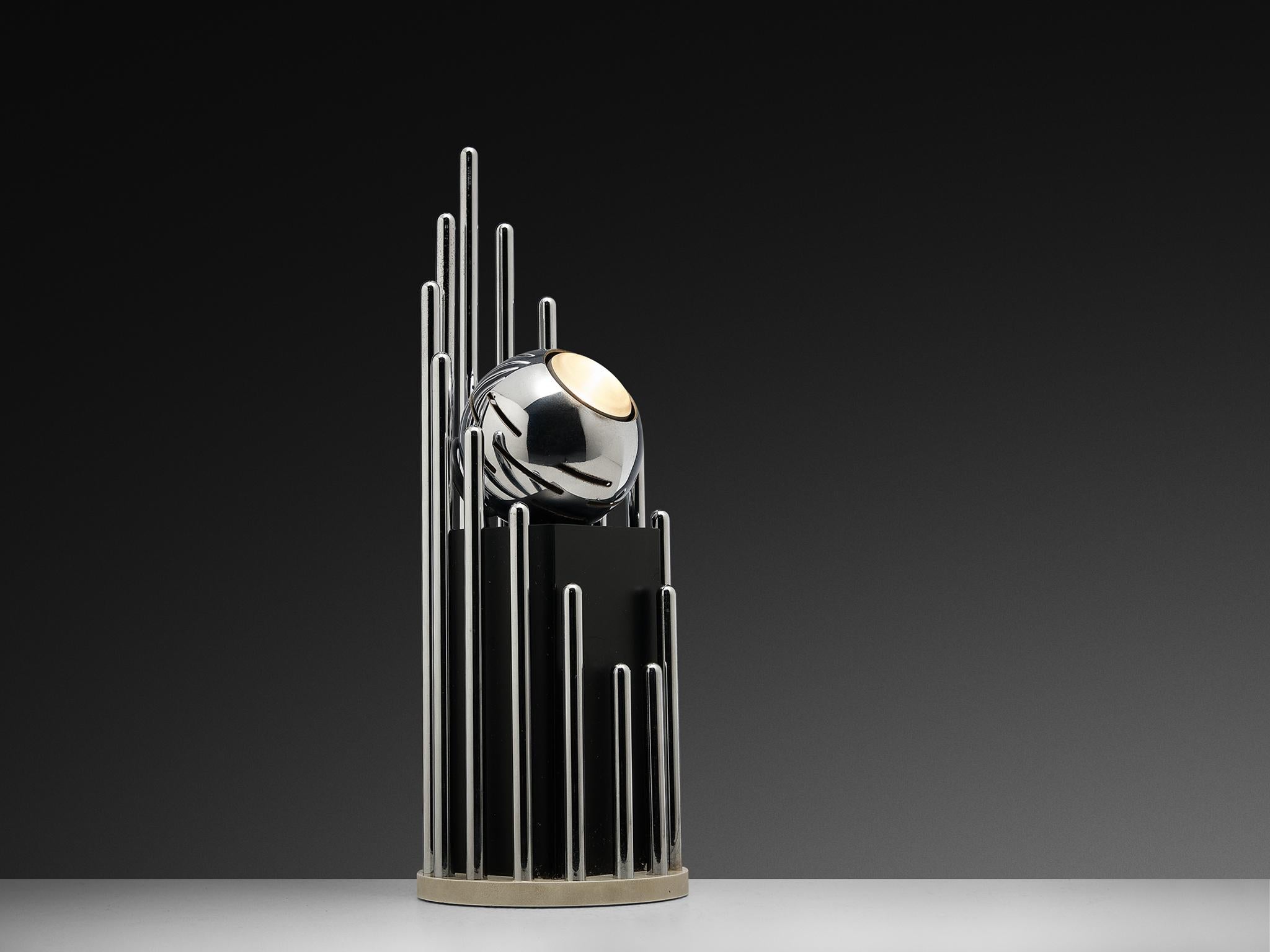 Angelo Lelii per Arredoluce, lampada da tavolo, alluminio verniciato, ottone cromato, acciaio cromato, Italia, anni '60

Questa eccentrica lampada da tavolo è stata disegnata da Angelo Lelii e prodotta da Arredoluce. Molto suggestivi sono i tubi