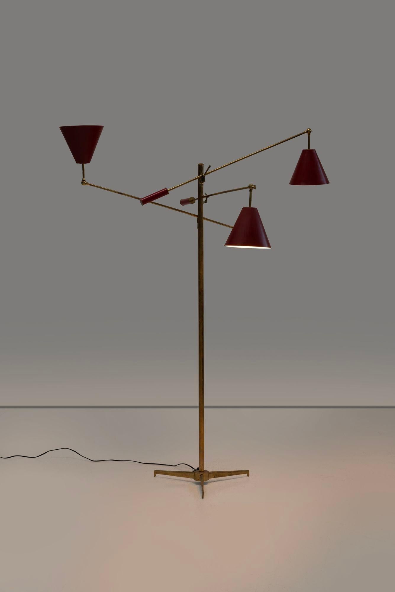 Angelo Lelii pour Arredoluce Lampadaire Triennale, modèle 12128 Italie, 1947
Une monture originale en laiton sur une base tripode avec des nuances peintes de poignées réglables en acier émaillé imprimées le monogramme du fabricant à l'embout sur