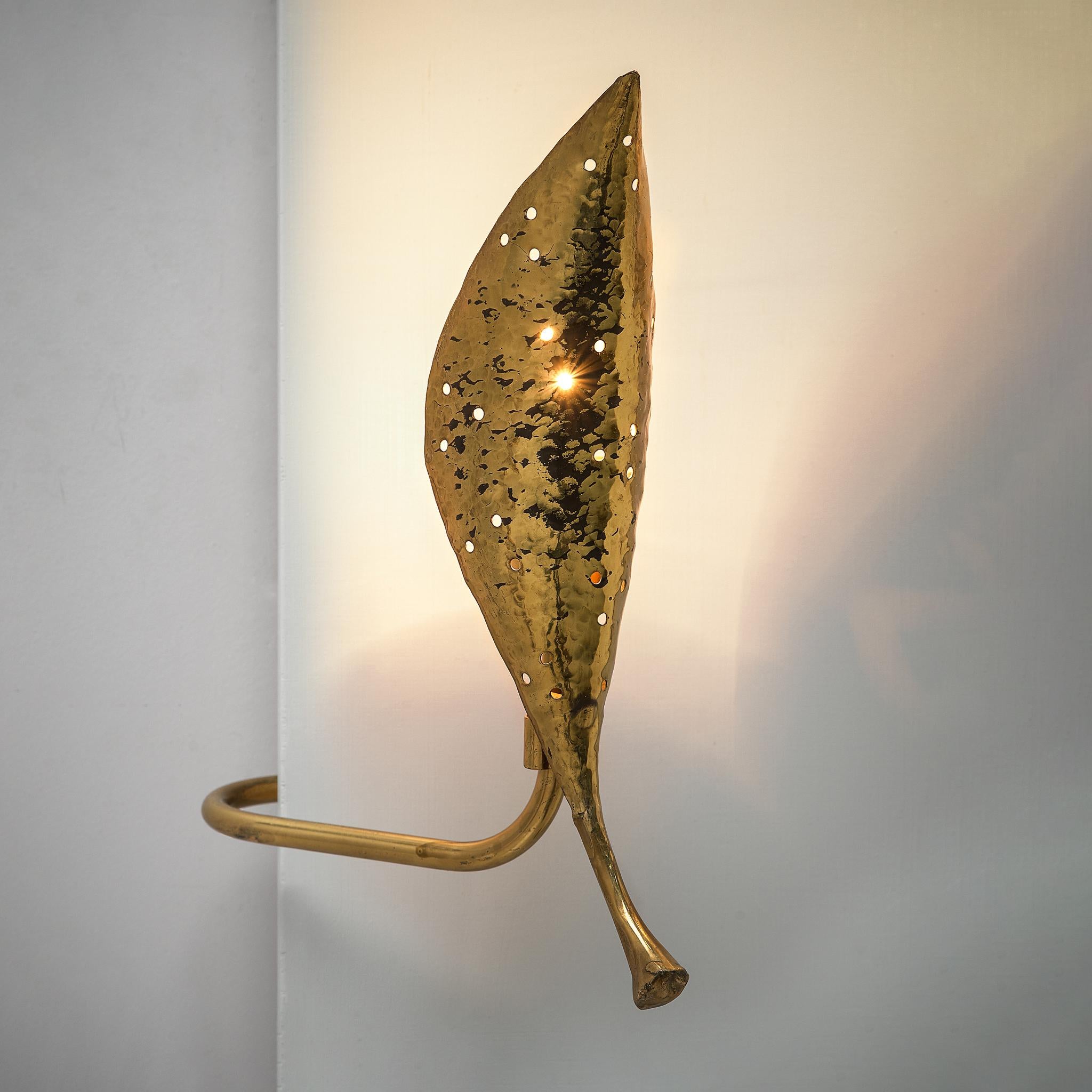 Angelo Lelii ‘Leaf’ Wall Lamps in Hammered Brass In Good Condition In Waalwijk, NL