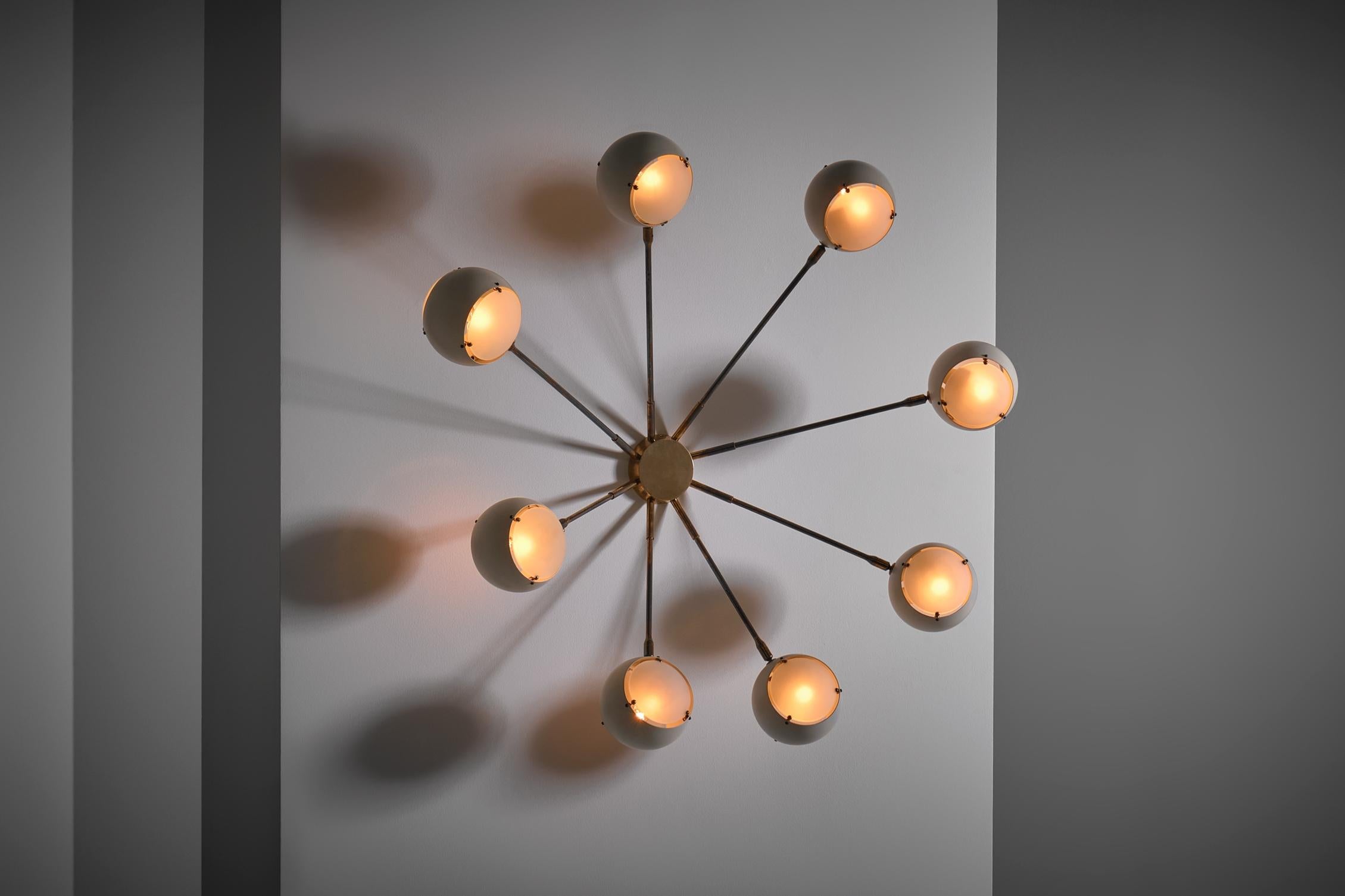 Important luminaire Angelo Lelii pour Arredoluce, Italie, vers 1953. Modèle rare au design intriguant portant de multiples sphères, composé d'abat-jours en laiton de couleur chaude et en aluminium laqué blanc cassé avec des diffuseurs incurvés en