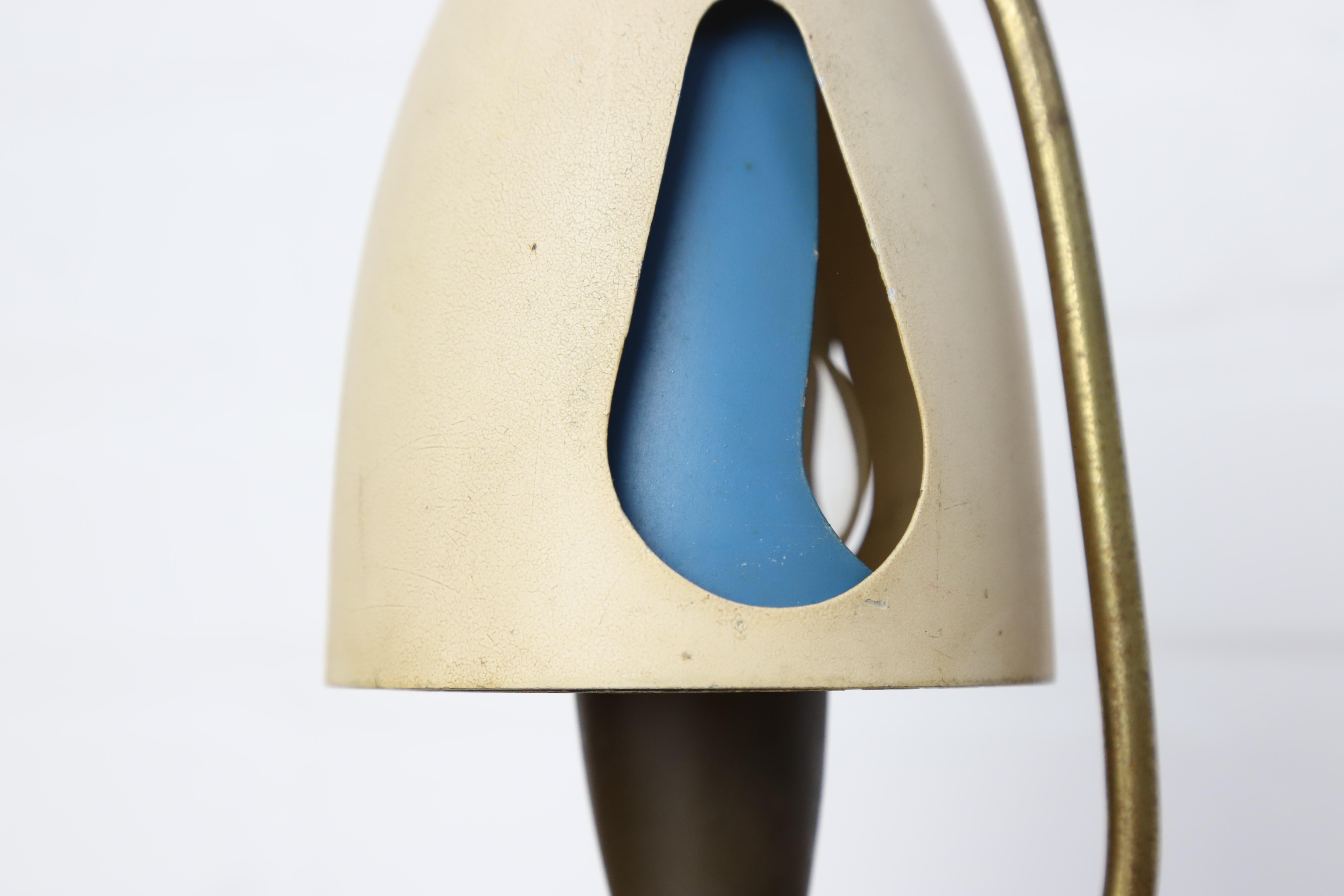 Eine elegante und durchdachte Tischleuchte, entworfen von Angelo Lelii für Arredoluce in den 1950er Jahren, Modell Nr. 12398. Dieses skulpturale Stück ist ein raffiniertes Beispiel für italienisches Beleuchtungsdesign aus der Mitte des Jahrhunderts,