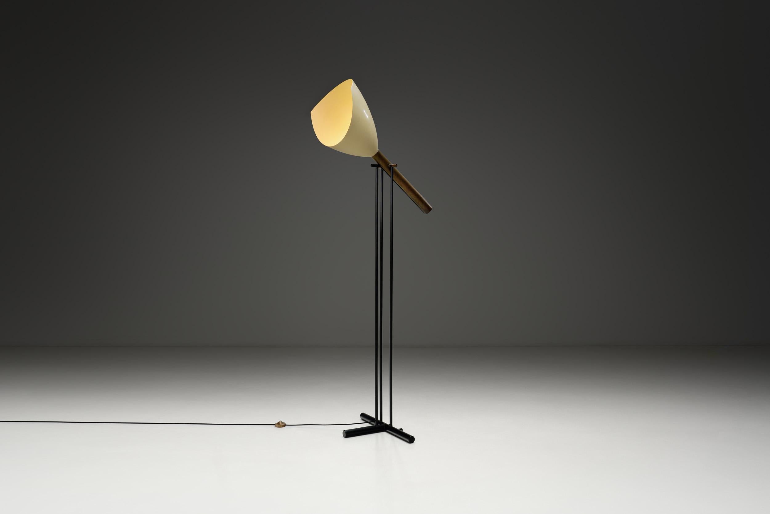 Les designers et fabricants italiens ont été de véritables pionniers du design-Light du milieu du siècle. Angelo Lelii, designer italien du XXe siècle, a créé des formes inédites, et ce lampadaire unique en est un exemple stupéfiant.

En Italie,