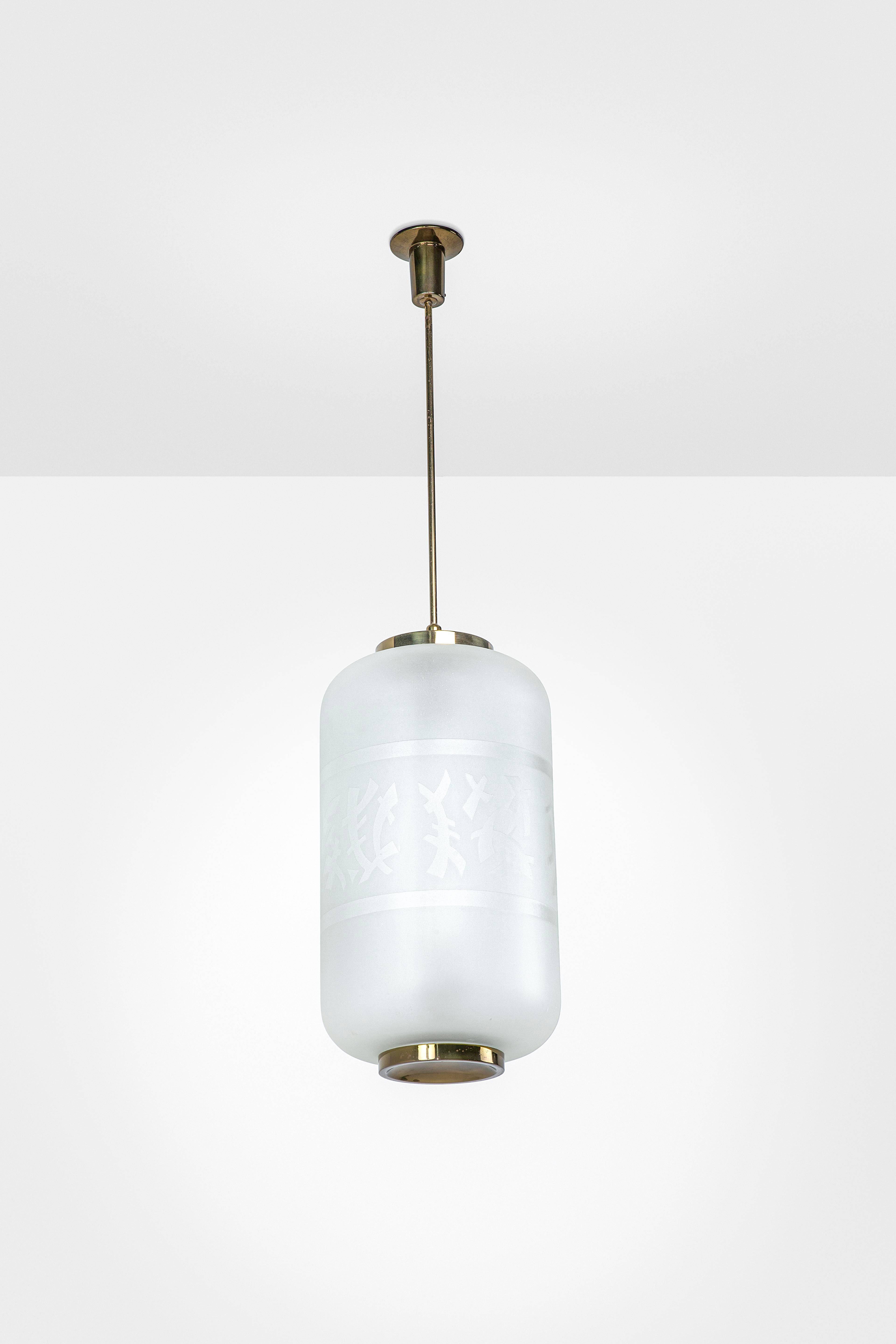 Angelo Lelii a créé des éléments d'éclairage exceptionnels, et cette lampe suspendue mod. 12724 fait partie de ces icônes qui sont entrées dans l'imaginaire des années 50. La structure est en laiton et le diffuseur est en verre dépoli et corrodé à