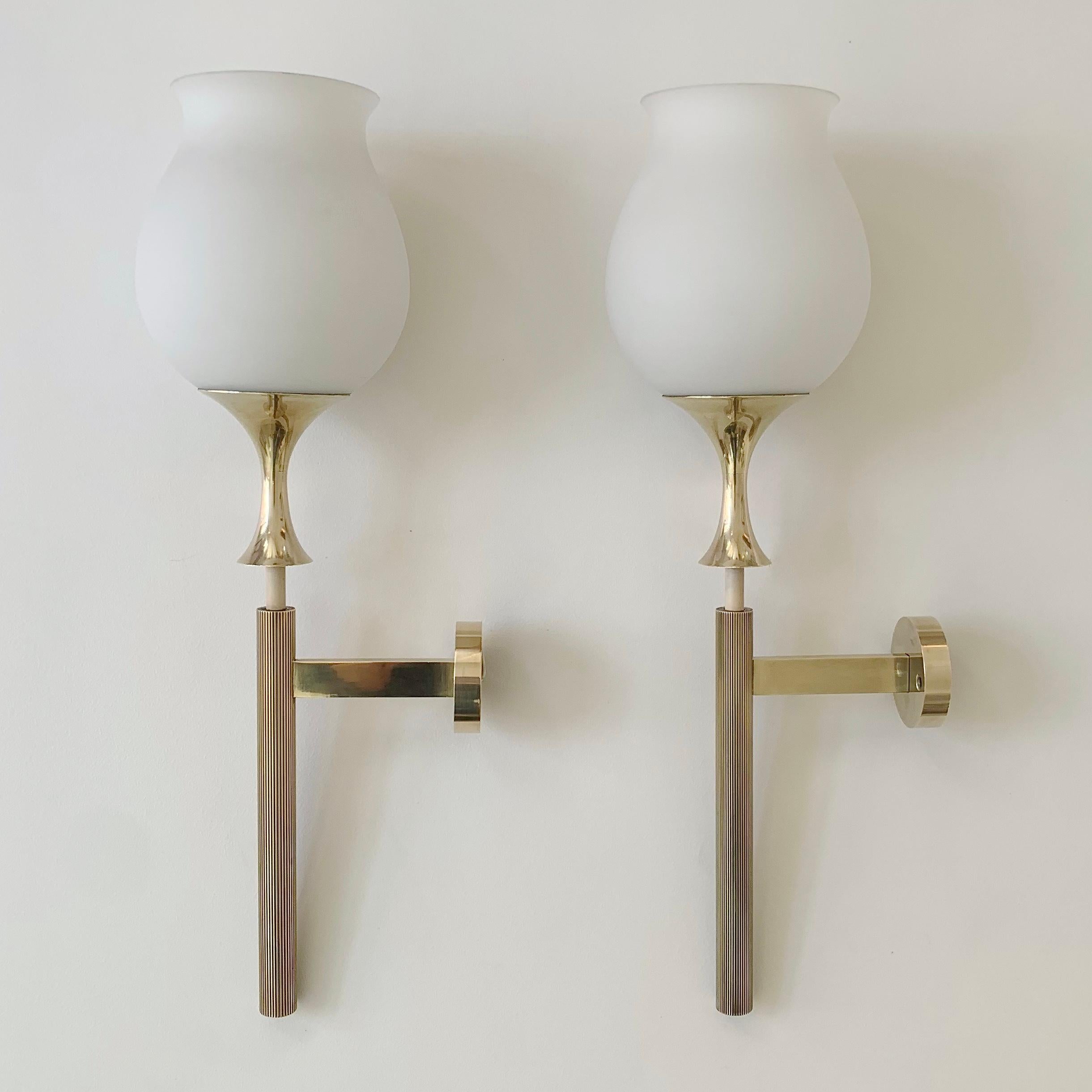 Mid-Century moderno Angelo Lelii Coppia di lampade in ottone di Arredoluce, circa 1956, Italia. in vendita
