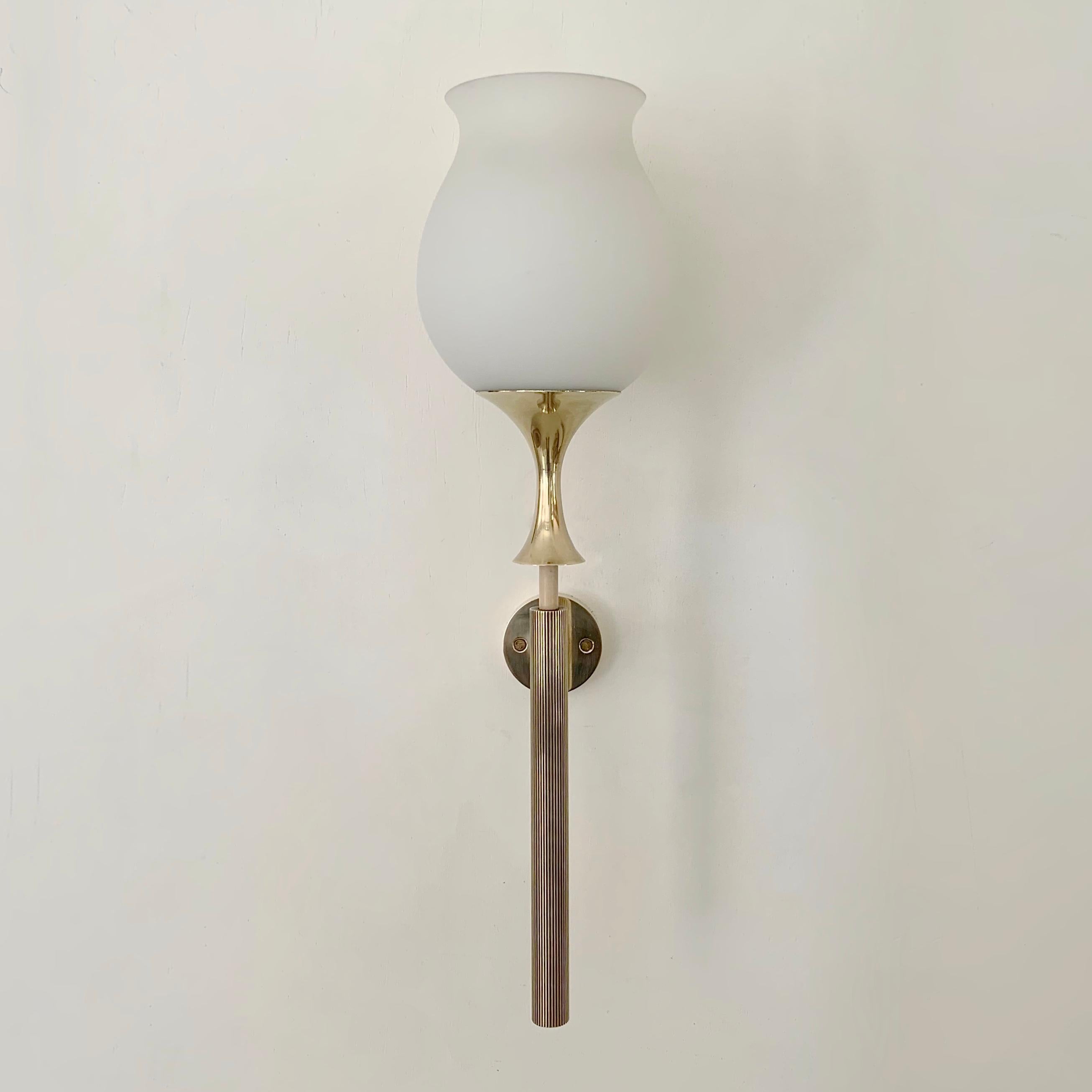Italiano Angelo Lelii Coppia di lampade in ottone di Arredoluce, circa 1956, Italia. in vendita