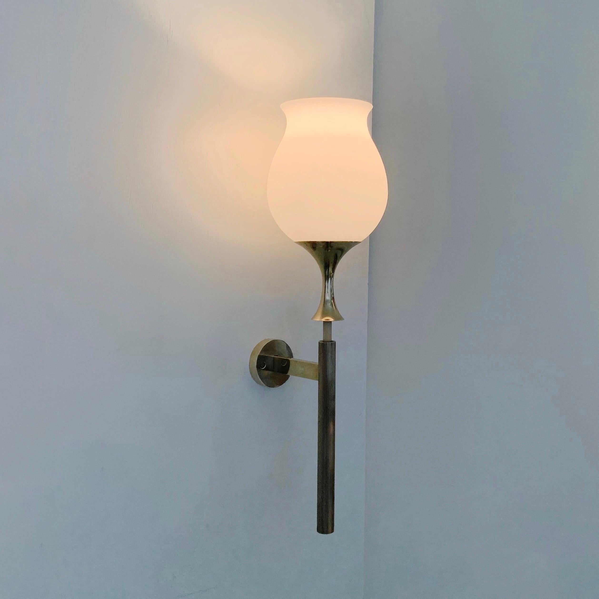 Metà XX secolo Angelo Lelii Coppia di lampade in ottone di Arredoluce, circa 1956, Italia. in vendita