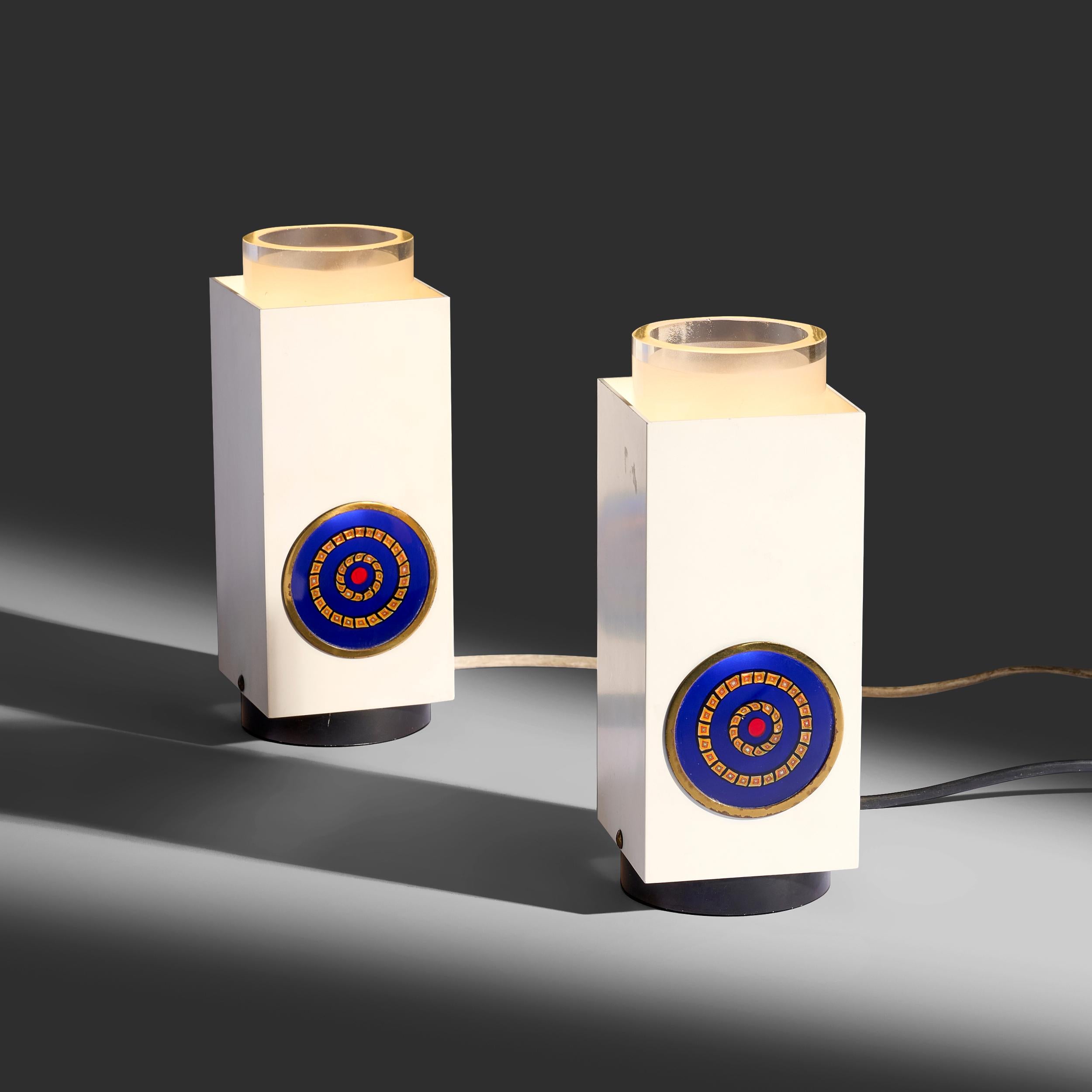 Paire de lampes de table Angelo Lelii, modèle 13090, en verre murin Vistosi pour Arredoluce, Italie, 1968

Rare paire de lampes en aluminium émaillé montées avec un disque coloré en verre murin de Vistosi (Murano) et un abat-jour en verre