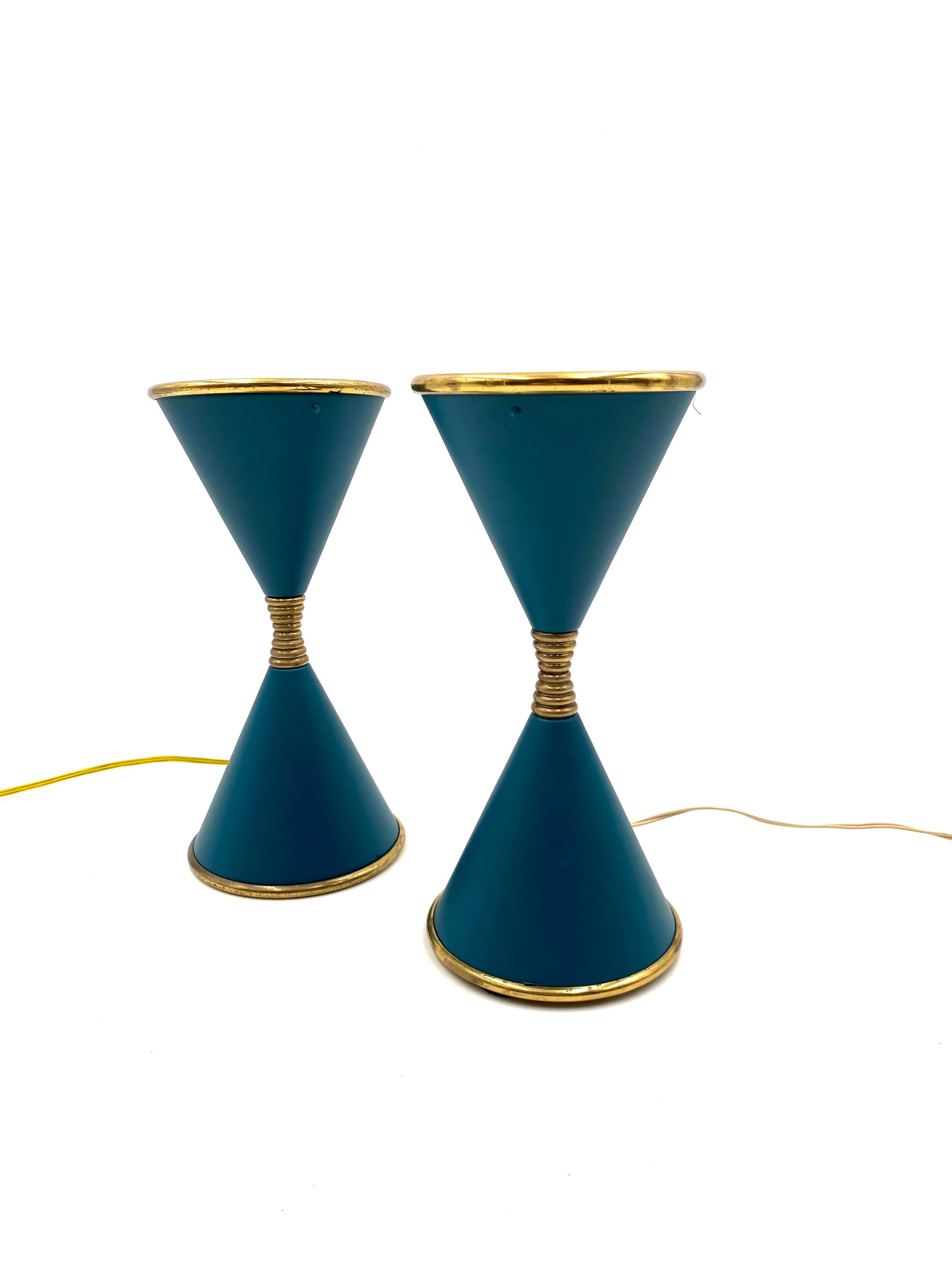 Two “Clessidra” table lamps designed by Angelo Lelii

Manufactured by Arredoluce, Milan Italy, early 1960s Brass, lacquered brass, frosted glass.

Measures: 25 x 12 cm

Ref.: Pansera A., Palmaghini A., Padoan A., Arredoluce: Catalogo