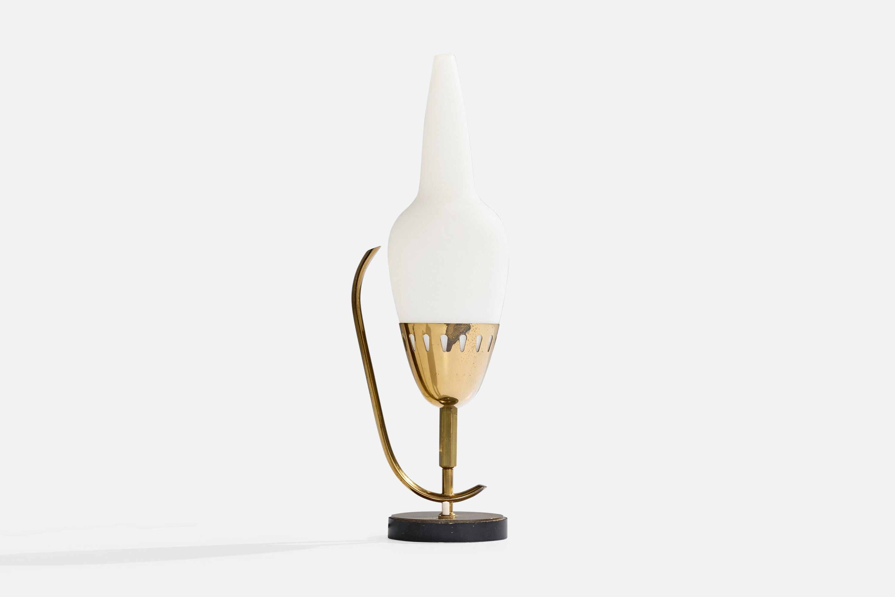 Lampada da tavolo in ottone, metallo laccato nero e vetro opalino bianco disegnata da Angelo Lelii e prodotta da Arredoluce, Italia, anni '50 circa.

Dimensioni della lampada (pollici): 16.625 