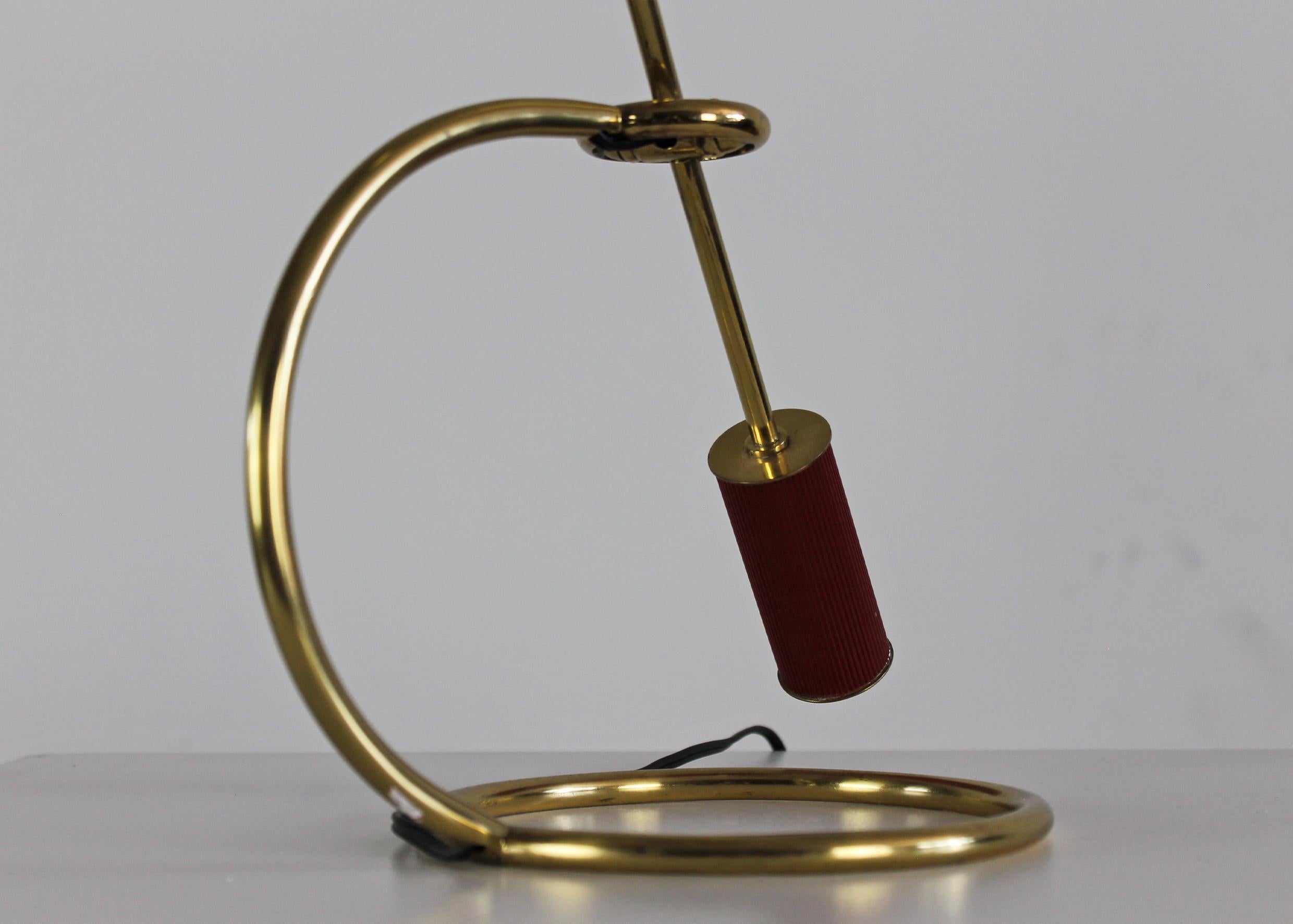 Mid-Century moderno Lampada da tavolo Angelo Lelii in ottone e alluminio laccato rosso di Arredoluce 1950s in vendita