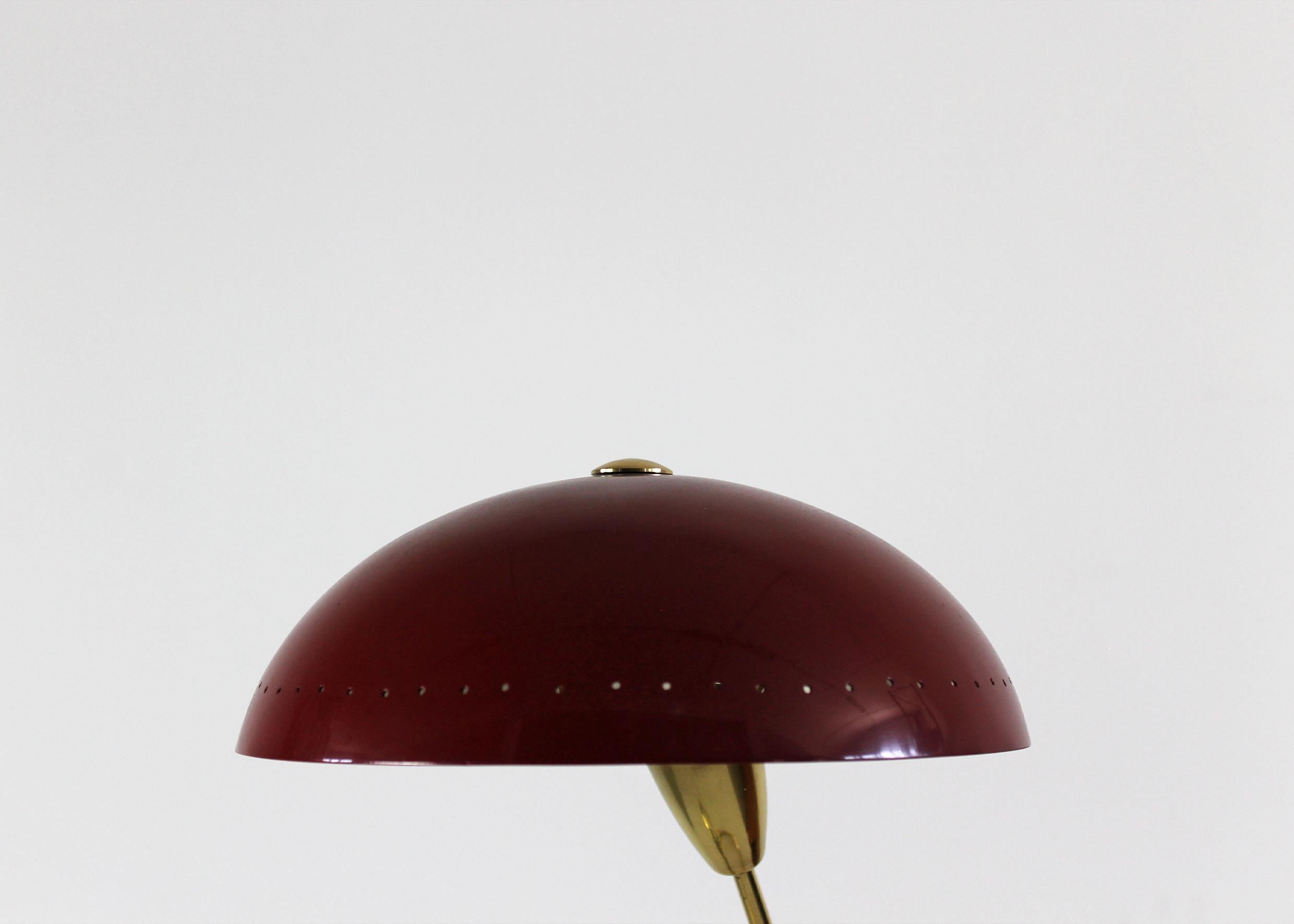 Italiano Lampada da tavolo Angelo Lelii in ottone e alluminio laccato rosso di Arredoluce 1950s in vendita