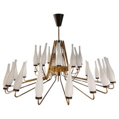 Araña de treinta brazos de latón pulido y cristal opalino, Angelo Lelii, Italia, 1957