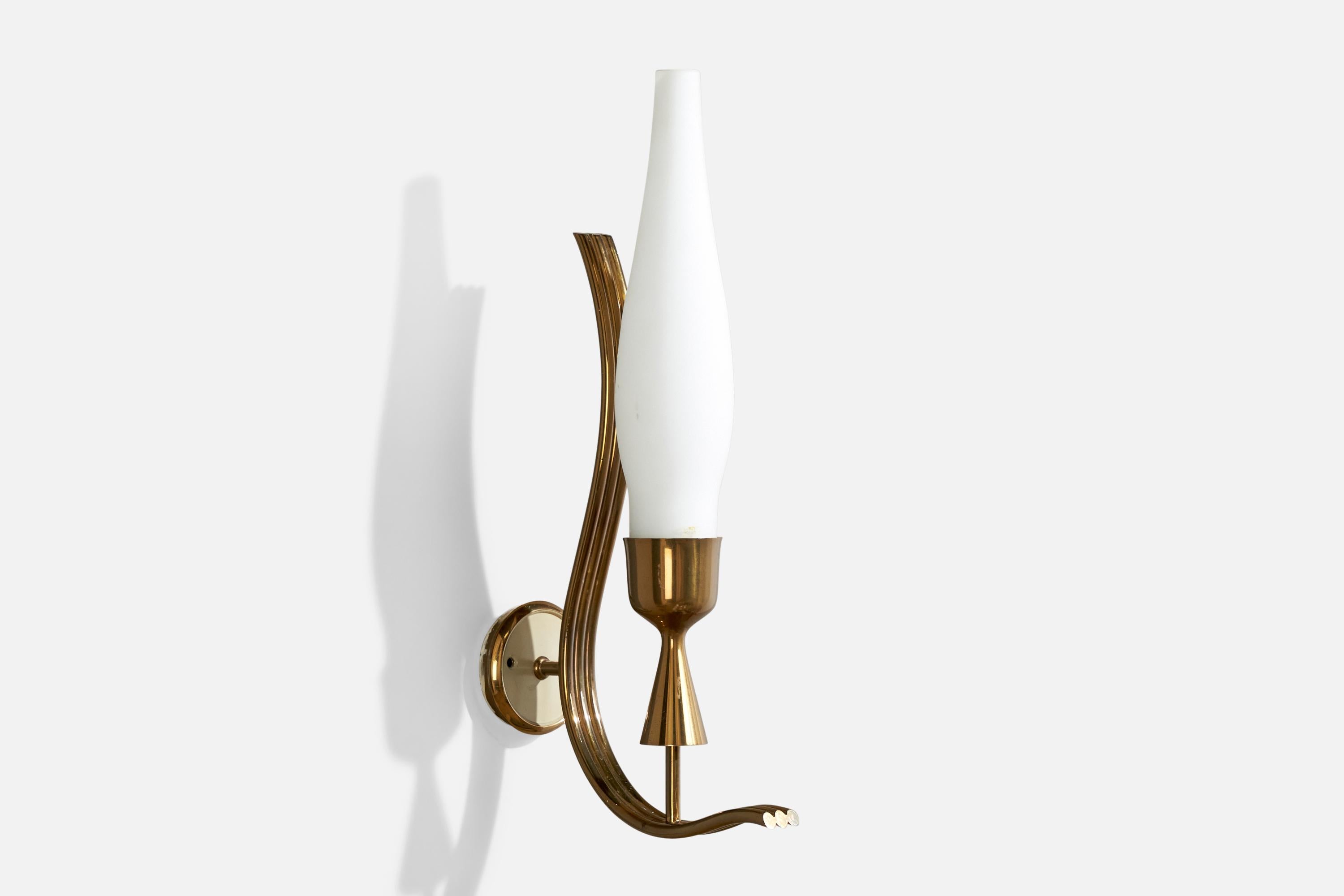 Applique in ottone, metallo laccato bianco e vetro opalino bianco disegnata da Angelo Lelii e prodotta da Arredoluce, Italia, anni '50 circa.

Dimensioni complessive (pollici): 16