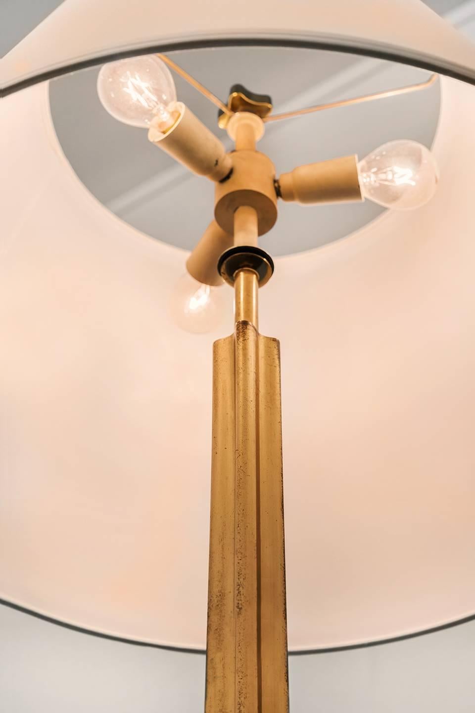 Angelo Lelii (zugeschrieben) Stehlampe, Messing, Marmor, Seide, Arredoluce, 1950er Jahre im Zustand „Relativ gut“ in High Point, NC