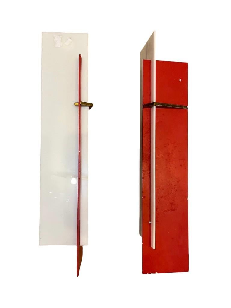 Angelo Lelli (1911-1979),
paire d'appliques,
plexiglas, fer laqué et laiton,
circa 1960, Italie.
Hauteur 45 cm, largeur 11 cm, profondeur 10 cm.