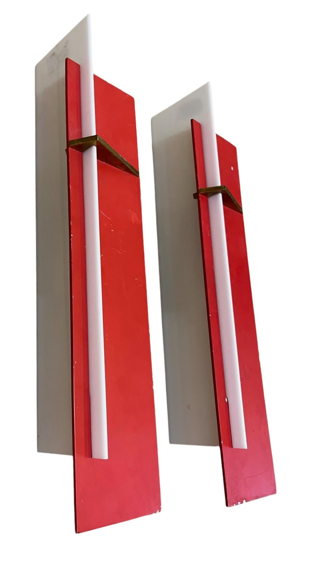 Moderne Angelo Lelli (1911-1979), paire d'appliques, plexiglas, fer laqué et laiton en vente
