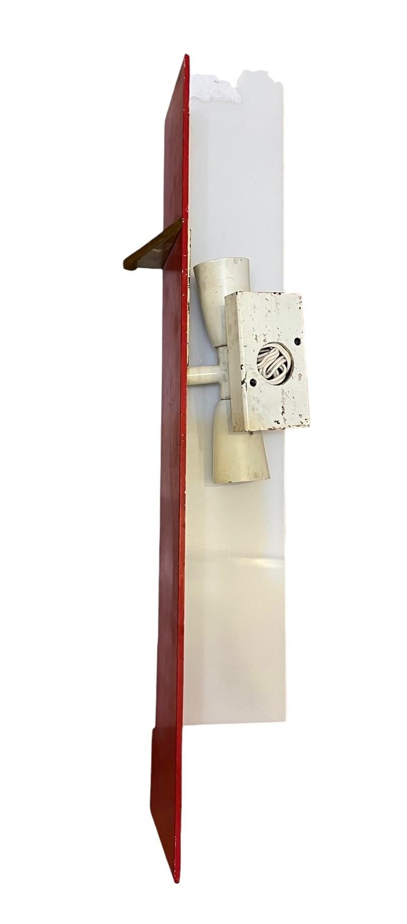 Laqué Angelo Lelli (1911-1979), paire d'appliques, plexiglas, fer laqué et laiton en vente