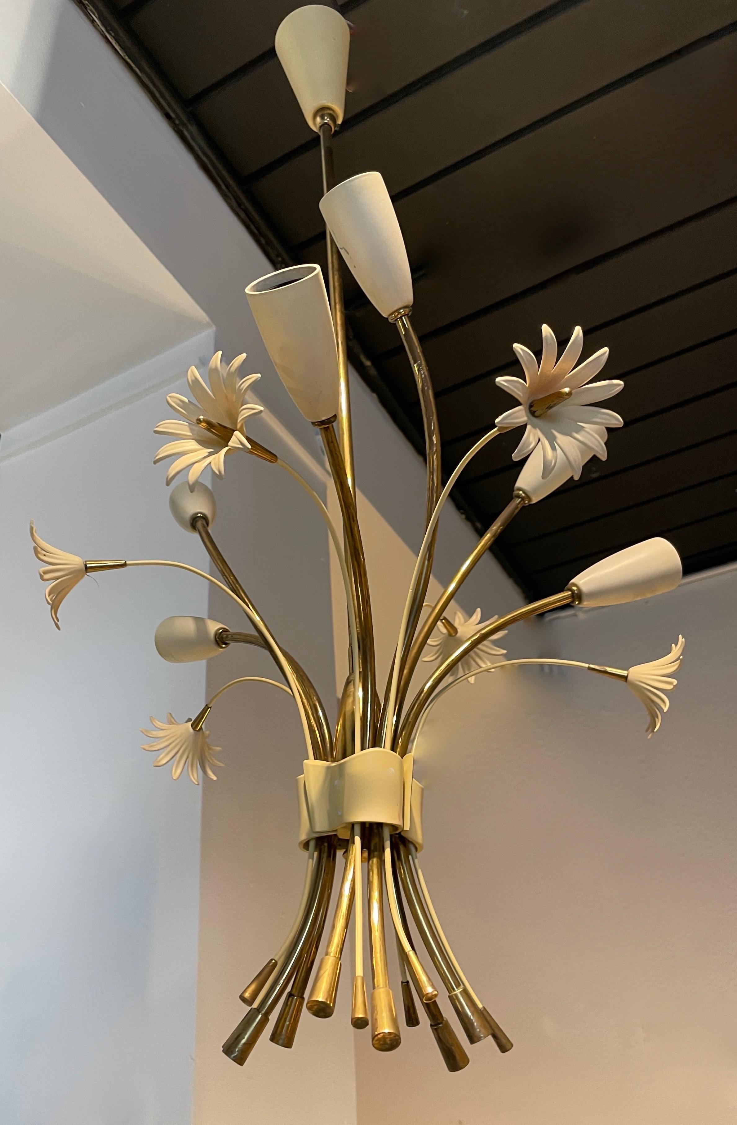 Charming chandelier designed by Angelo Lelli for Arredolucce.
Six ligths.
Around 1950-Italy.